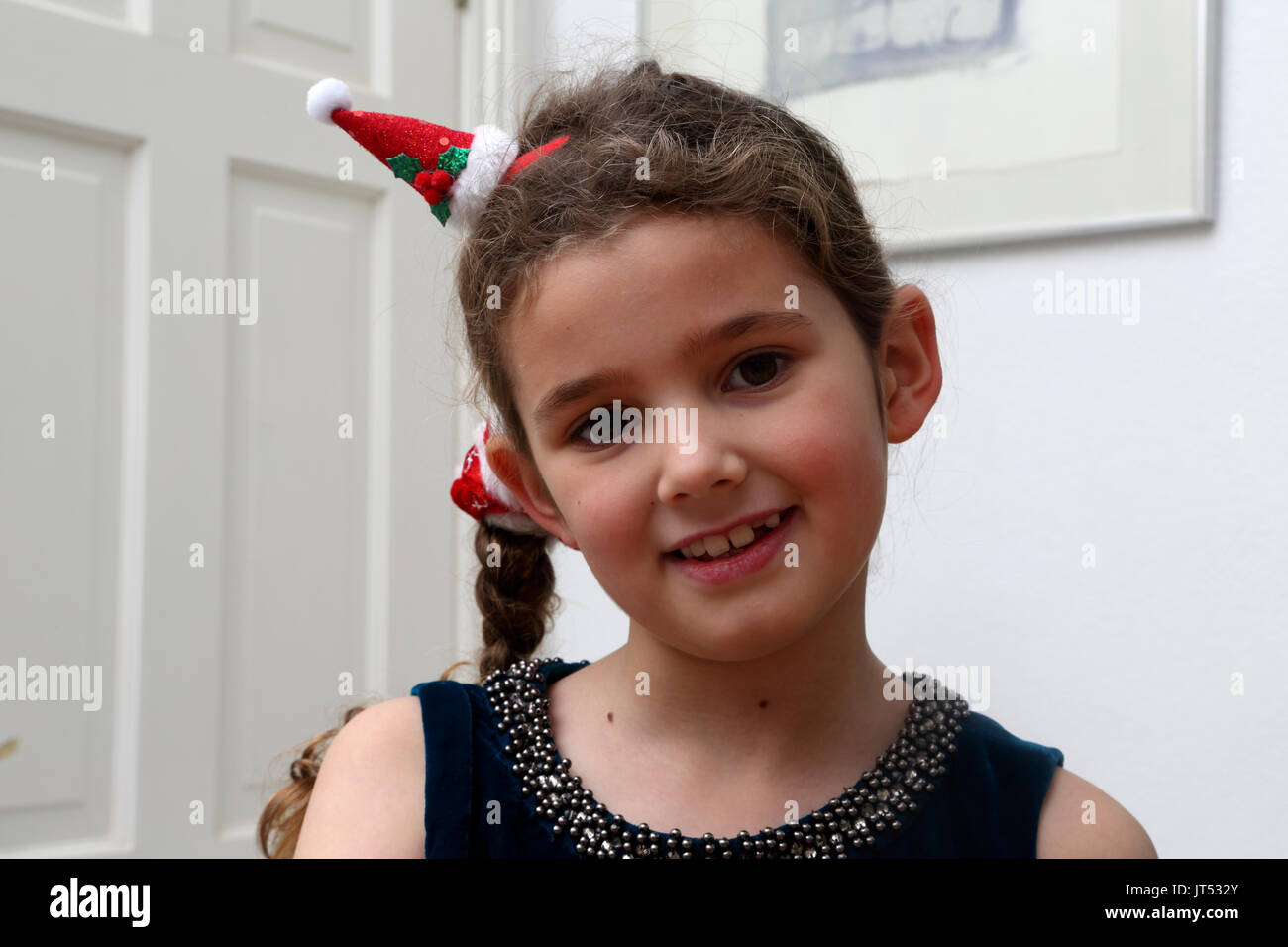 Portrait Von Madchen An Weihnachten Mit Festlichen Alice Band Im Haar Stockfotografie Alamy