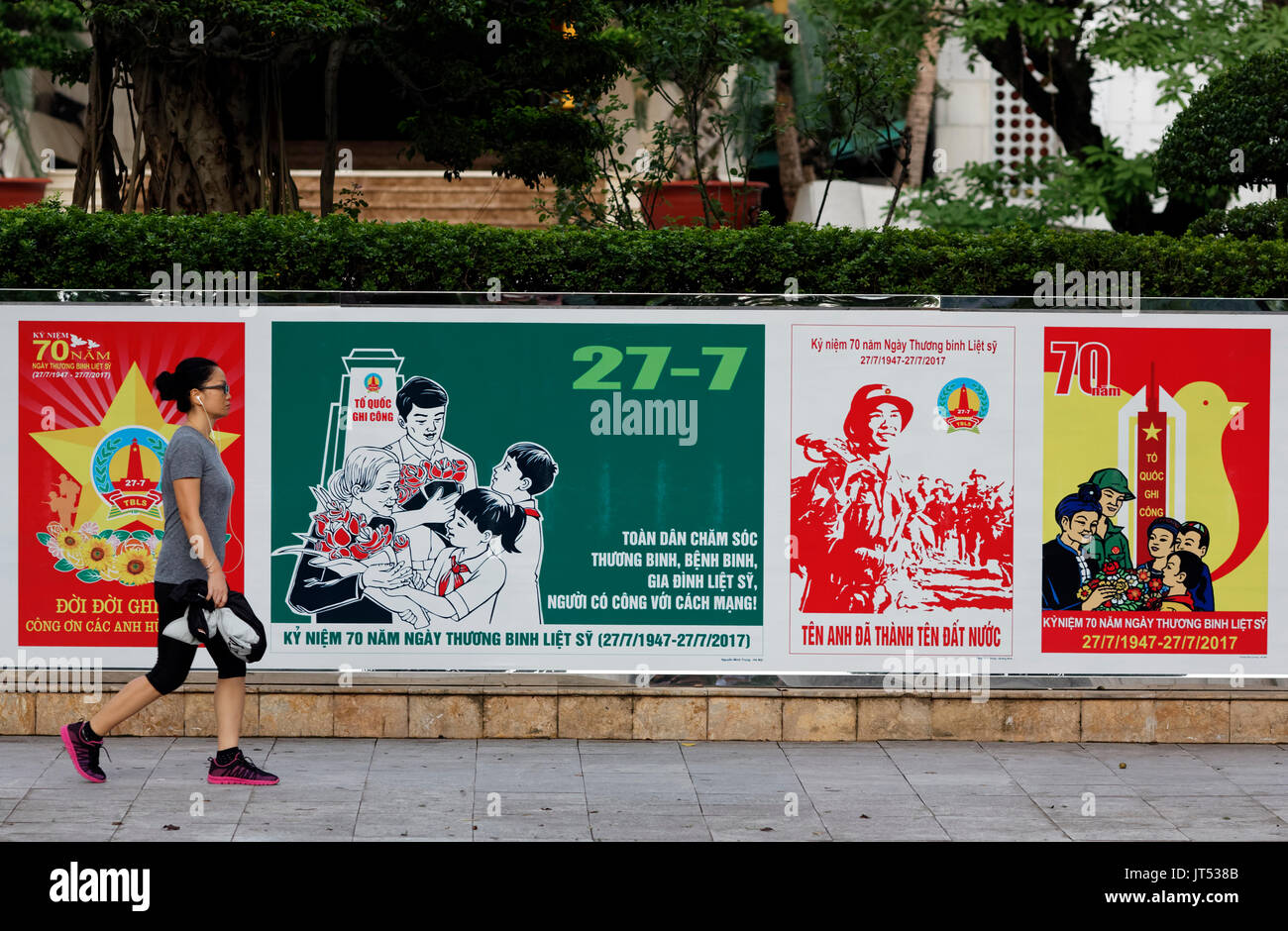 Hanoi junge Frau und politischen Plakate Stockfoto