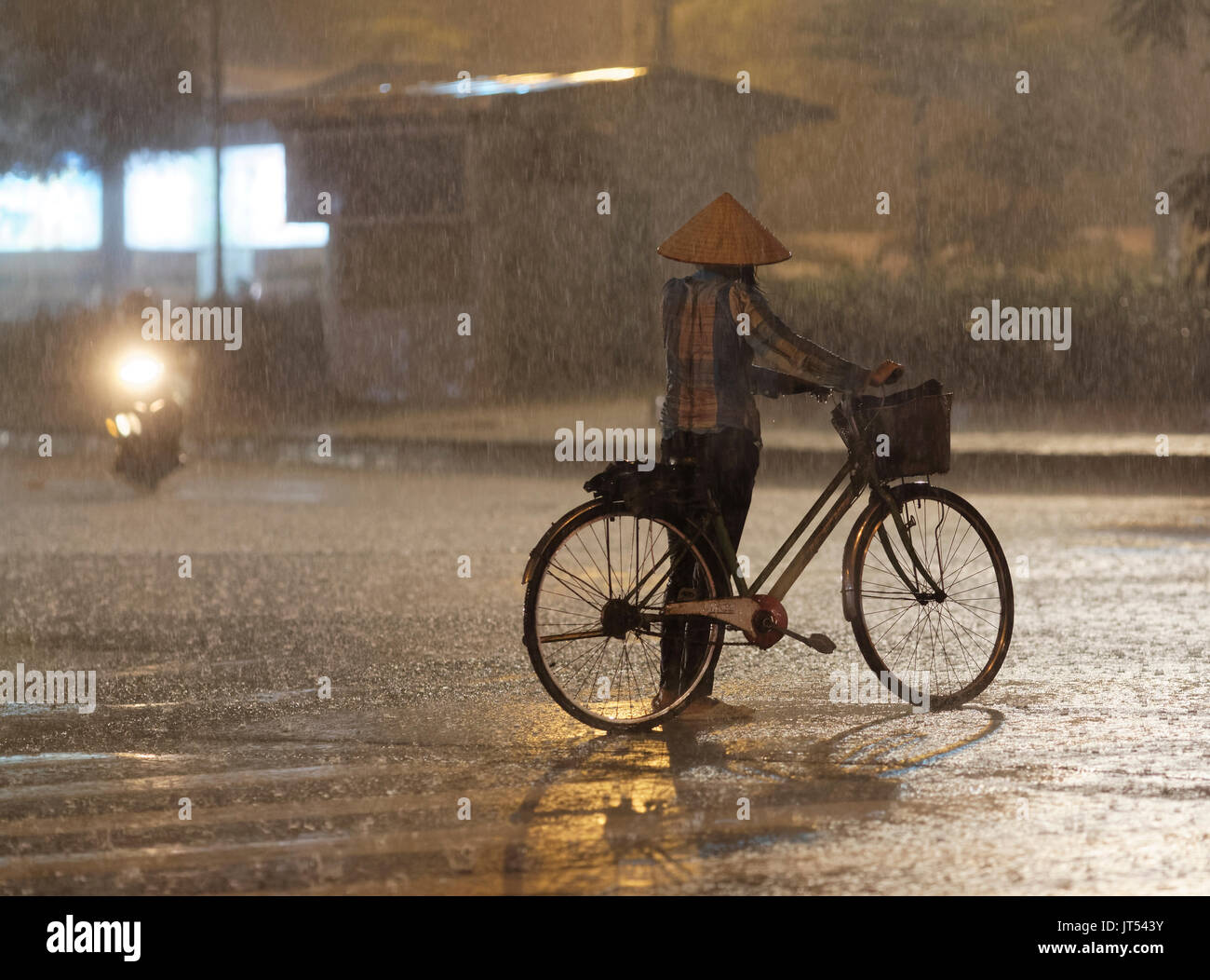Vietnam Hanoi Zyklus im Regen Stockfoto
