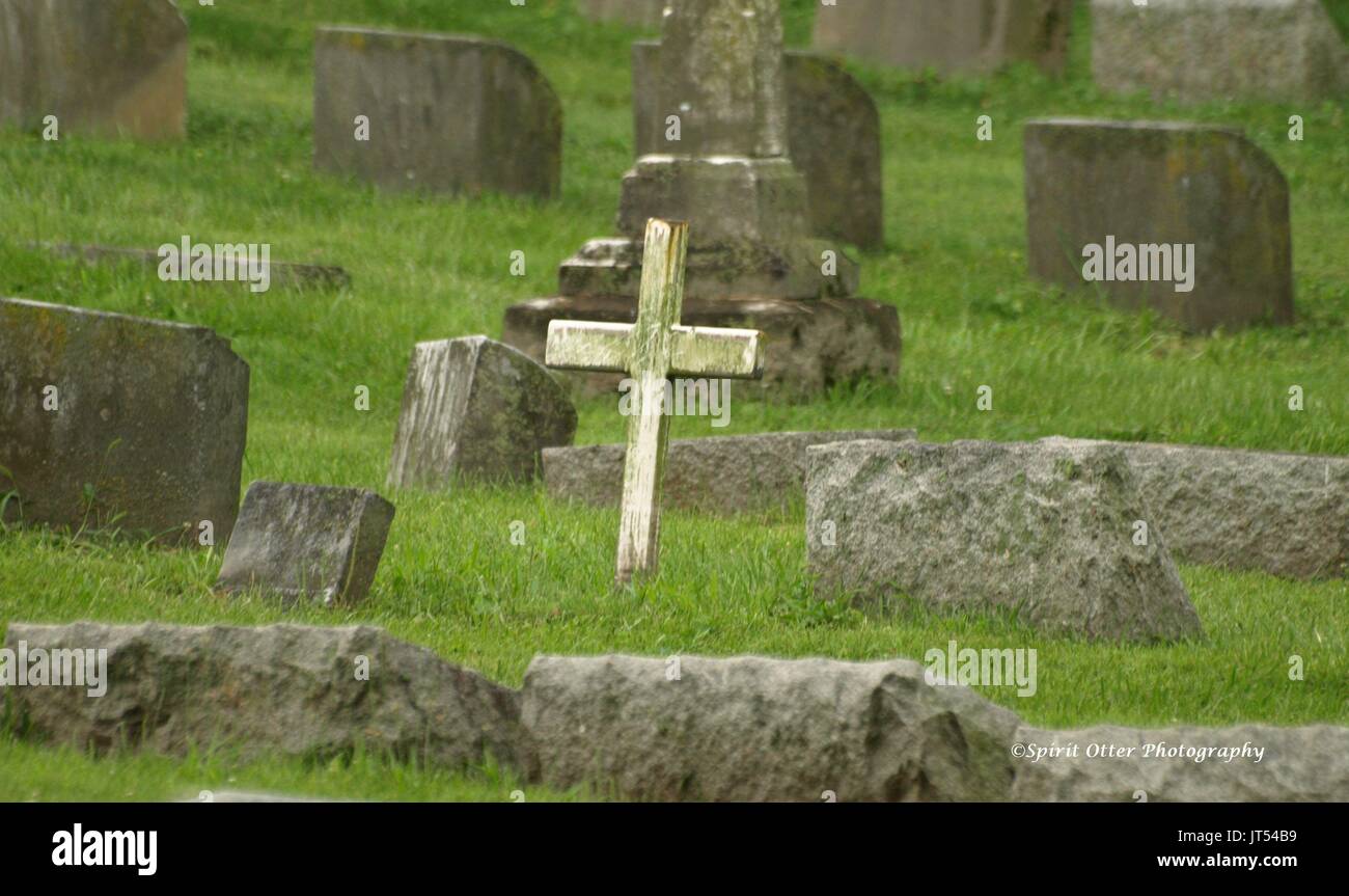 Ruhestätte von geliebten Menschen durch ein Kreuz markiert, kein Name angezeigt Stockfoto