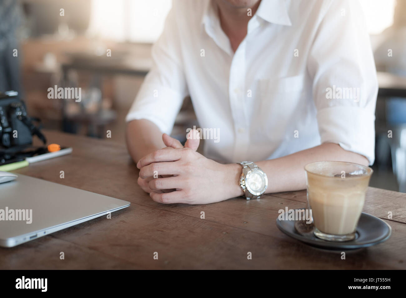 Mockup Szene von Erwachsenen freier Mitarbeiter im Café am Wochenende. Freiberufler lifestyle Konzept Stockfoto