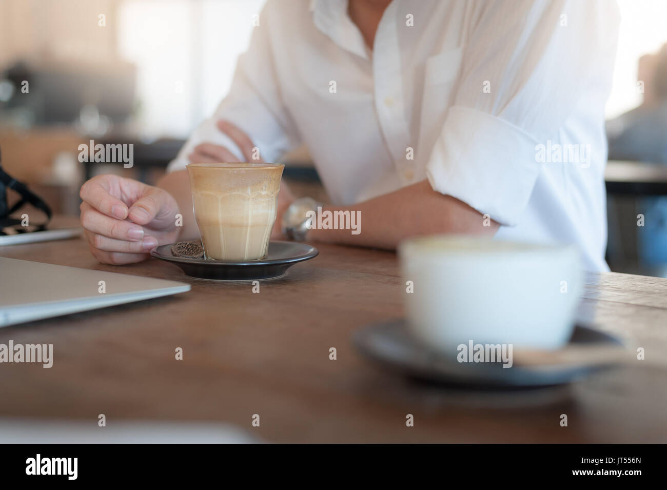 Mockup Szene von Erwachsenen freier Mitarbeiter trinken heißen Kaffee im Cafe am Wochenende. Freiberufler lifestyle Konzept Stockfoto