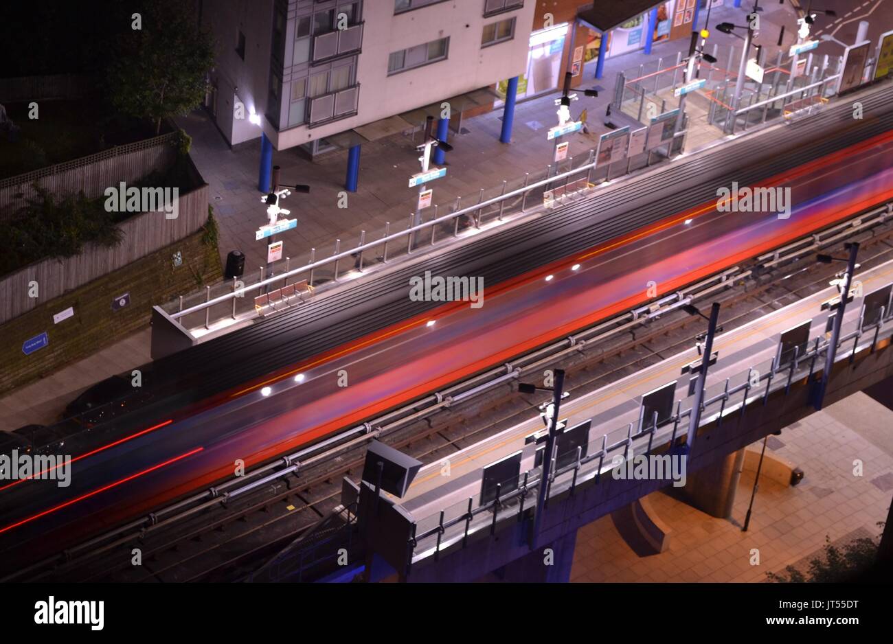 Die Docklands Light Railway Bahn Geschwindigkeiten durch East India dlr Station in East London, UK. Stockfoto