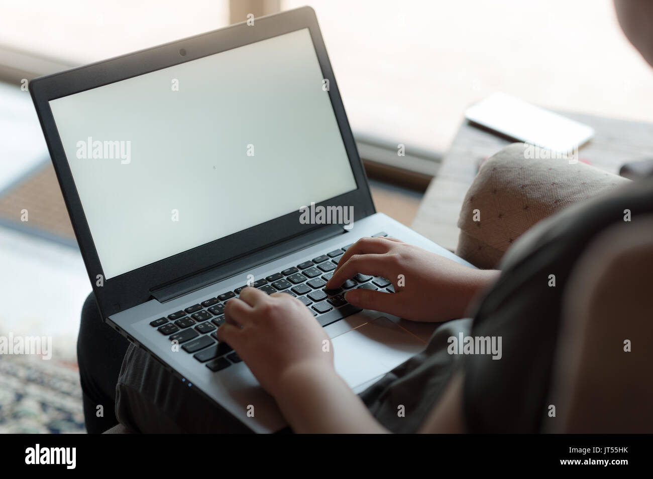 Frau Tippen auf Laptop Tastatur, während Sie mit dem Internet für Online-aktivitäten. Wireless arbeiten und Internet der Dinge Konzept Stockfoto