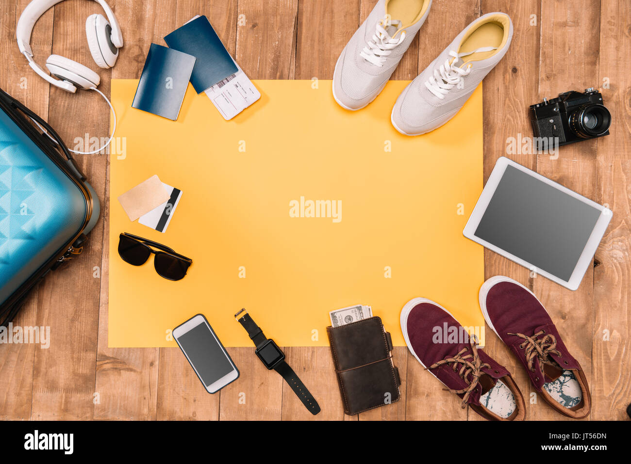 Sommerurlaub Hintergrund mit Traveler's Zubehör auf Holzboden Stockfoto
