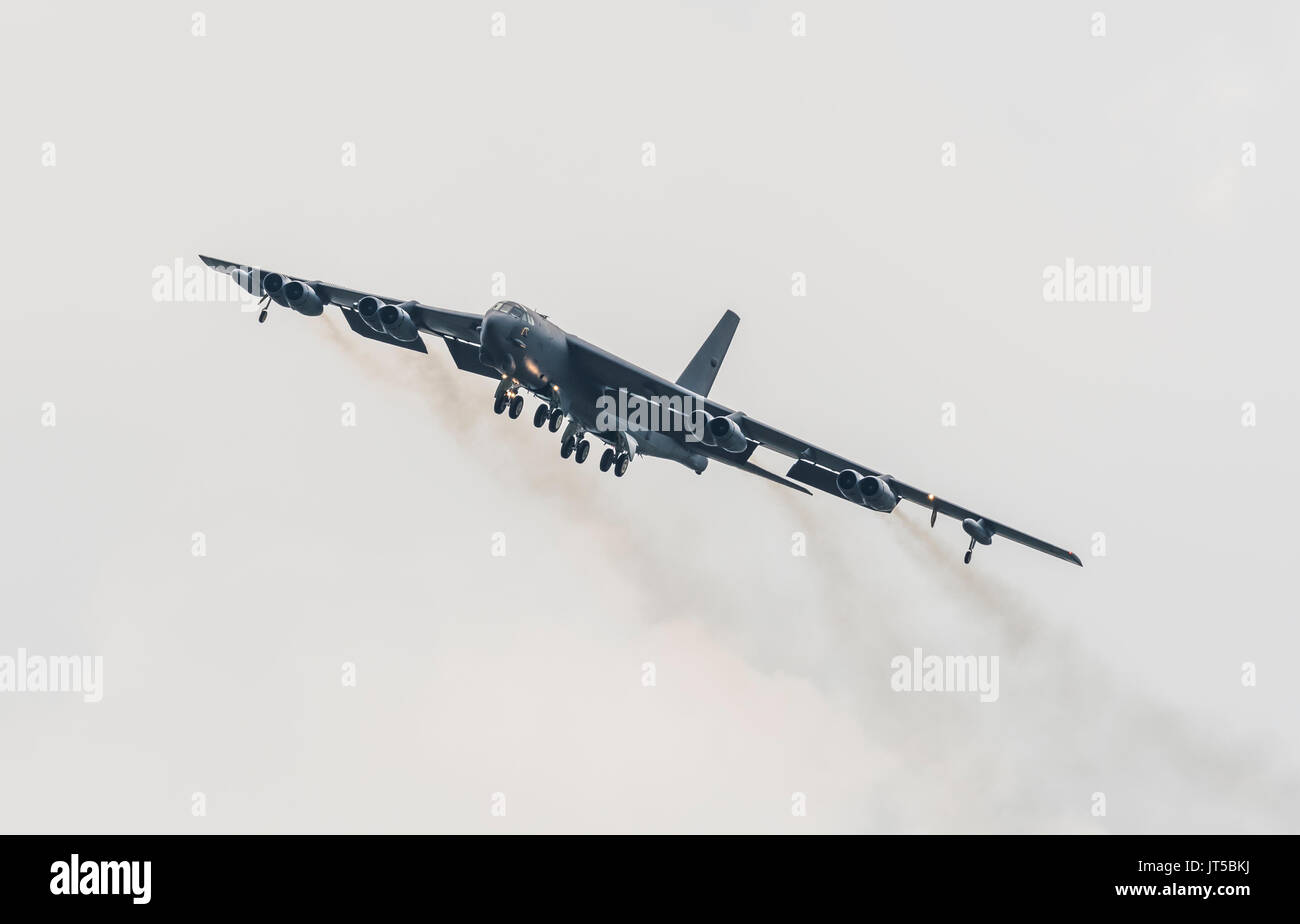 BOSSIER CITY, Louisiana, USA, Oct. 2, 2017: EIN US Air Force B52 Bomber bereitet in Barksdale Air Force Base zu landen. Stockfoto