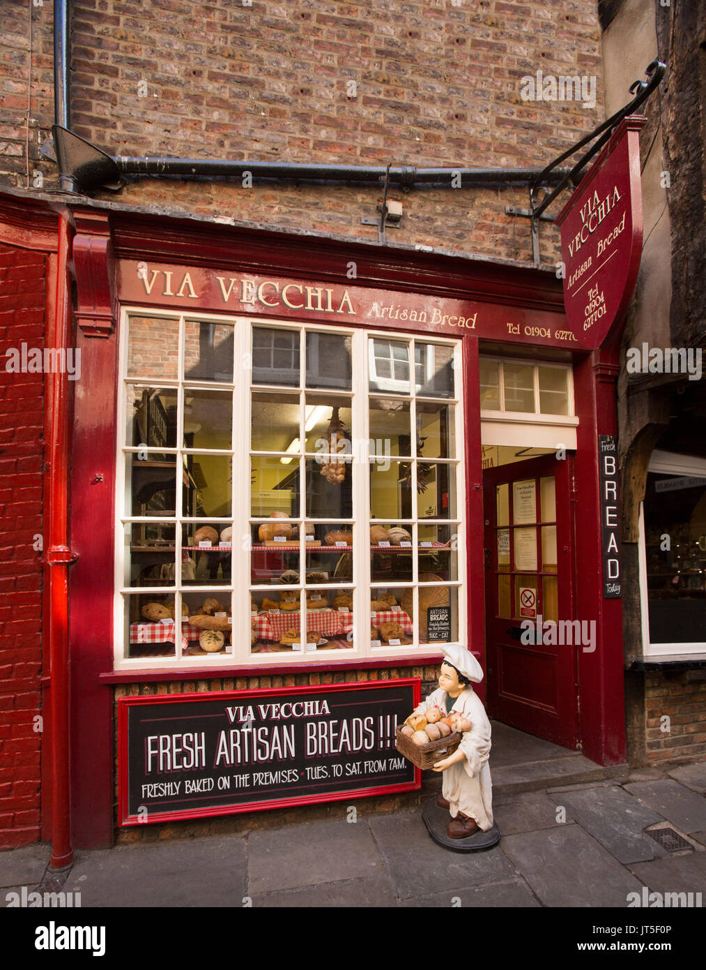 Bäckerei, Via Vecchia, Gebäude mit roter Fassade und Anzeige von Artisan Brot in Fenster in York, England Stockfoto