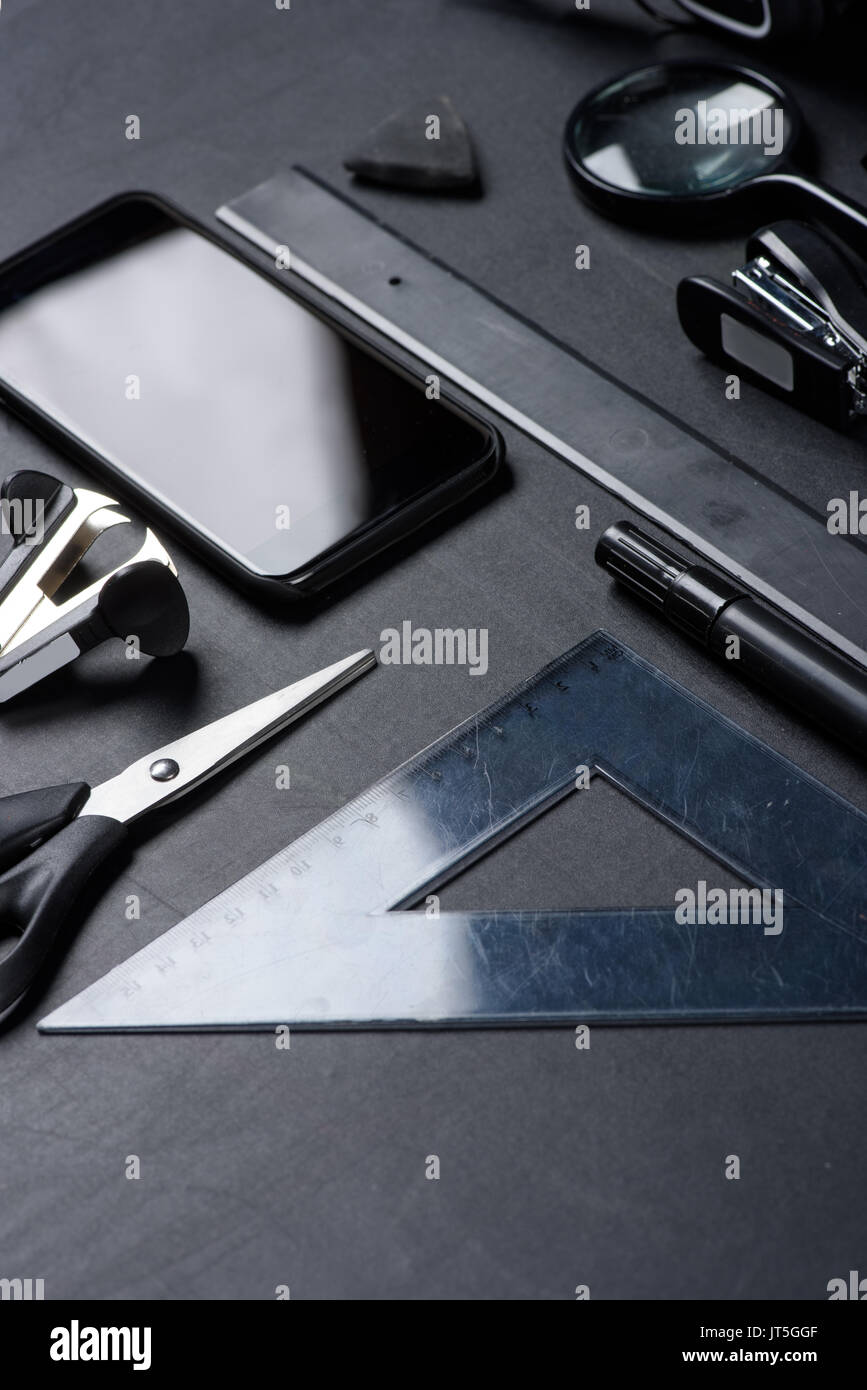 Smartphone mit verschiedenen Utensilien Mock-up auf Schwarz isoliert Stockfoto