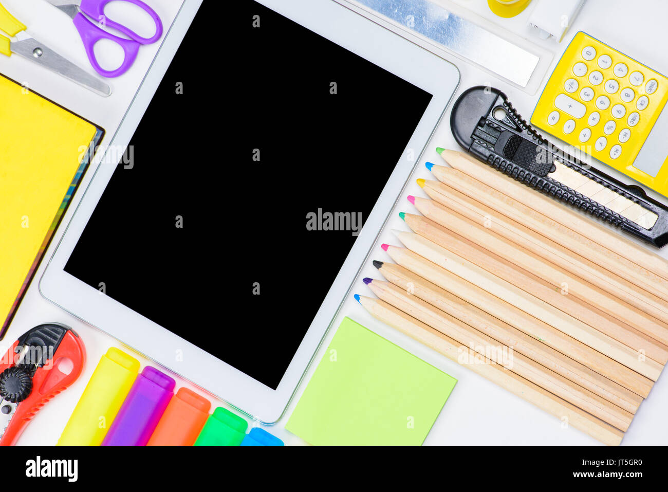 Flach mit digitalen Tablette mit leeren Bildschirm und bunten Bürobedarf isoliert auf weißem Stockfoto