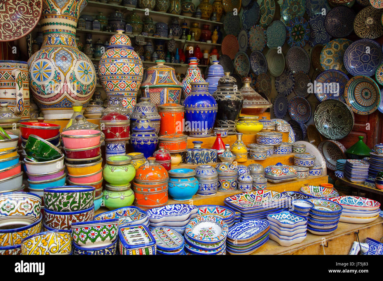 Keramik- und Handwerksbetrieb, Souk Medina von Fes, Fes el Bali. Marokko, Maghreb Nordafrika Stockfoto