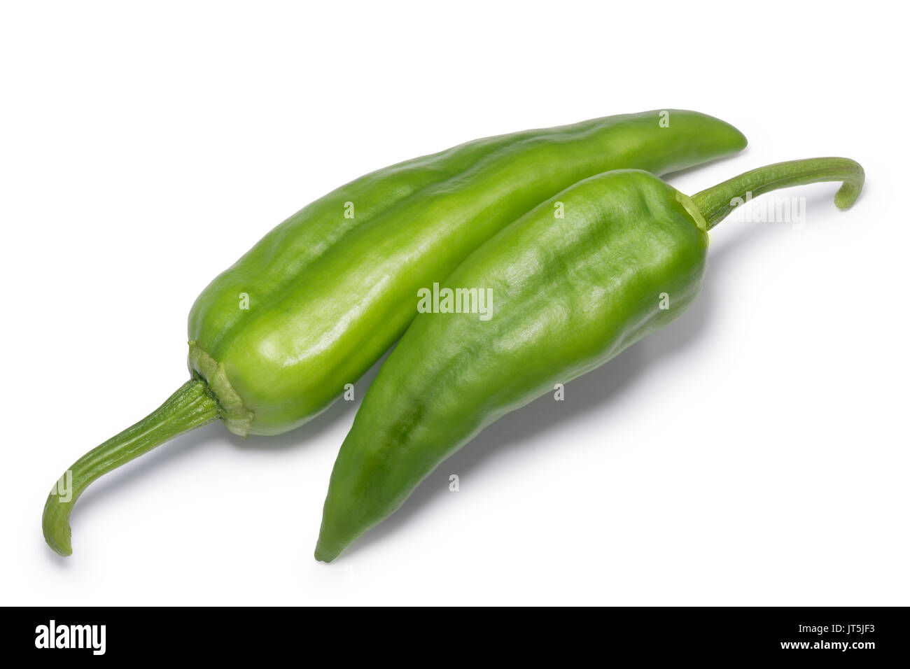 Numex Big Jim green Chile peppers, ganze. New Mexico pod-Typ (Capsicum annuum). Beschneidungspfade, Schatten getrennt, Ansicht von oben Stockfoto