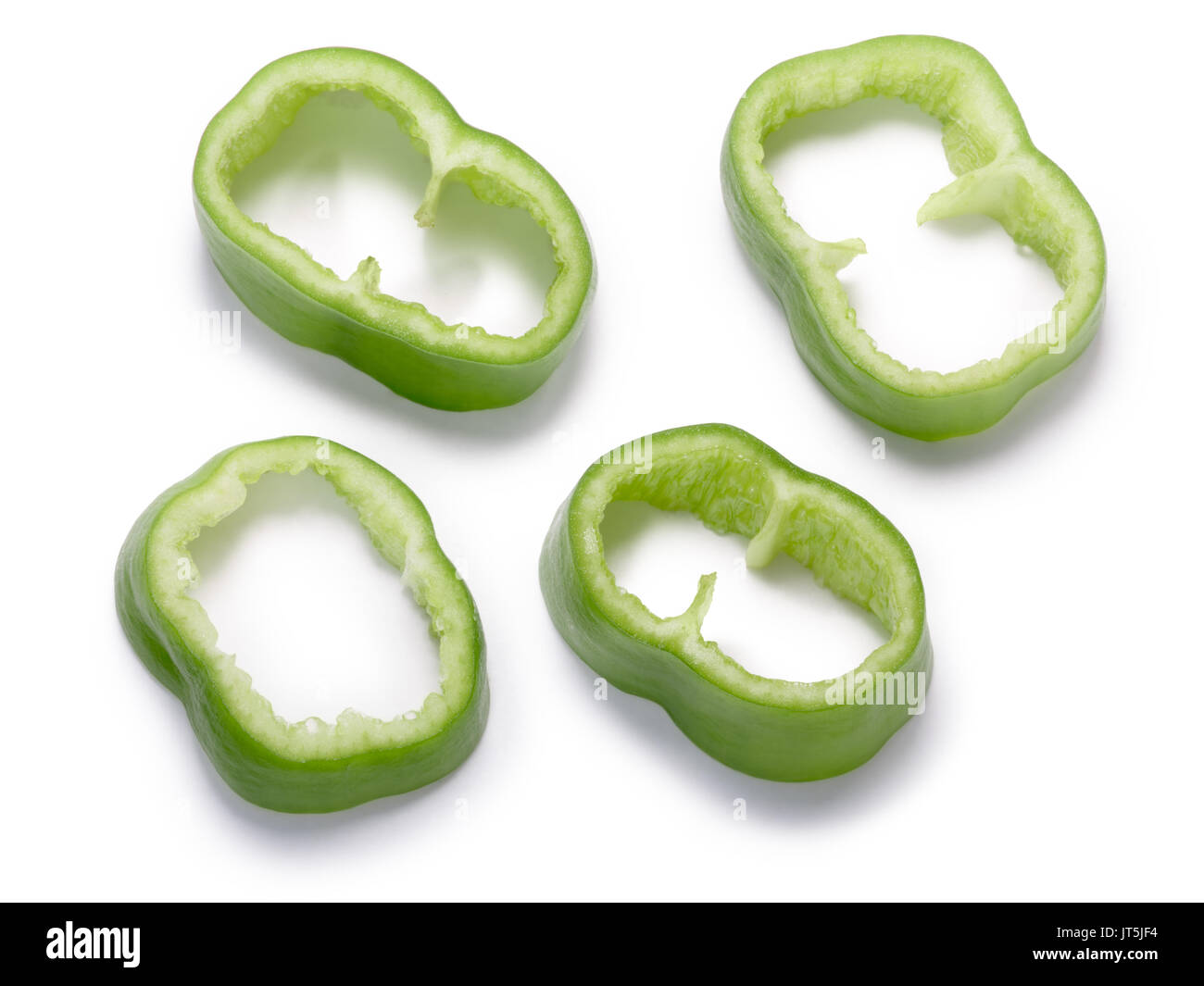 Numex Big Jim green Chile peppers, geschnitten oder gewürfelt. New Mexico pod-Typ (Capsicum annuum). Beschneidungspfade, Schatten getrennt, Ansicht von oben Stockfoto