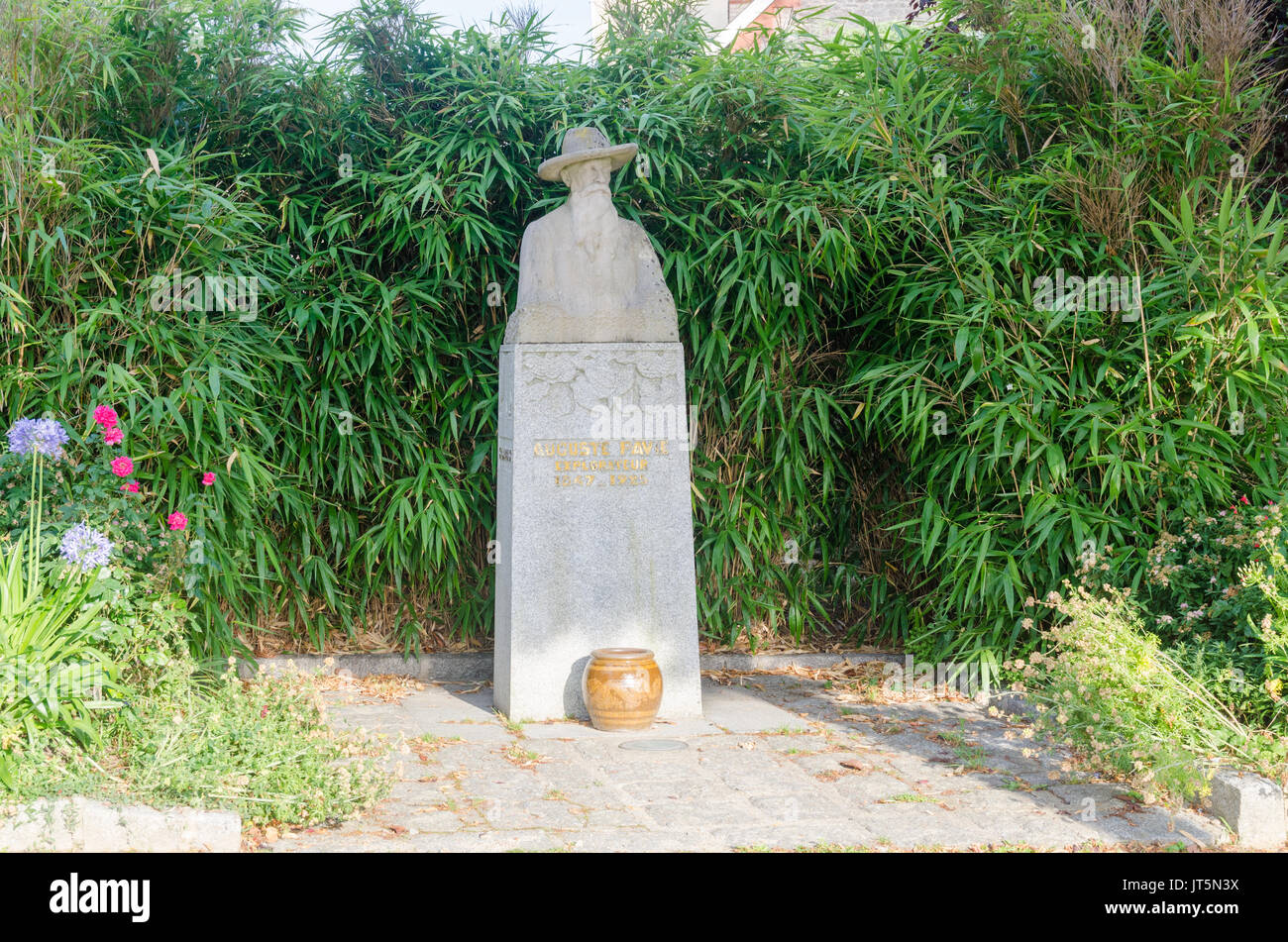 Statue des französischen Entdecker Auguste Pavie im Jardin Anglais in Dinan, Bretagne, Frankreich Stockfoto