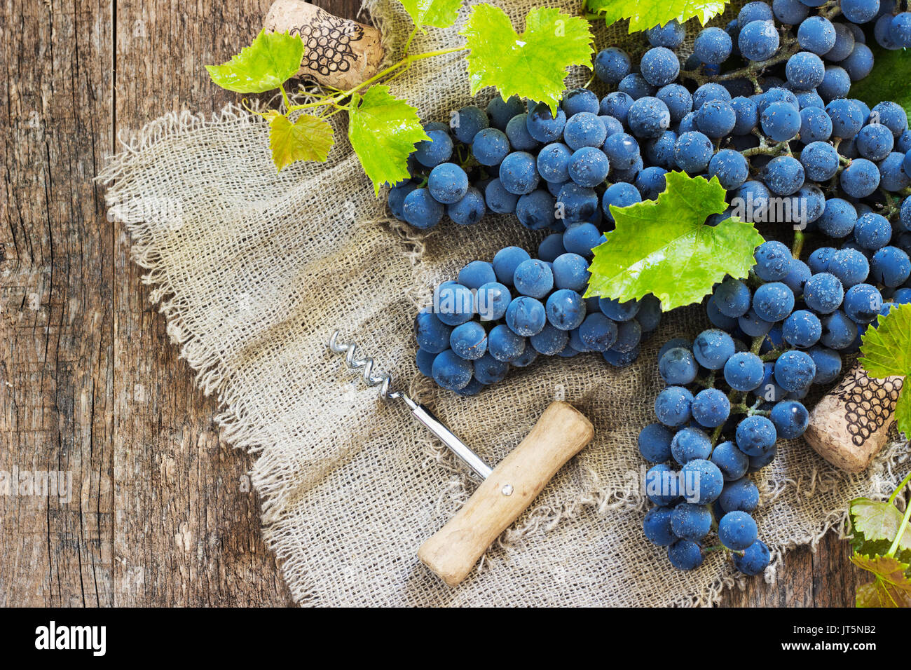 Wein und Trauben in Stellung vintage mit Naturkorken auf hölzernen Tisch Stockfoto