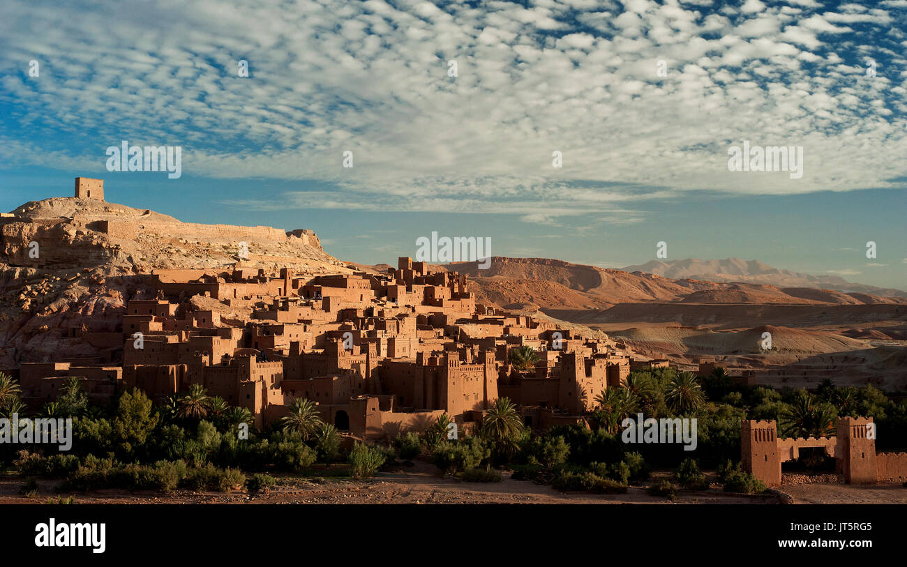 Die befestigte Stadt von Ait Benhaddou leuchtet bei Sonnenaufgang in Marokko die ariden Atlasgebirge. Mit seiner einzigartigen Architektur ist ein Weltkulturerbe. Stockfoto