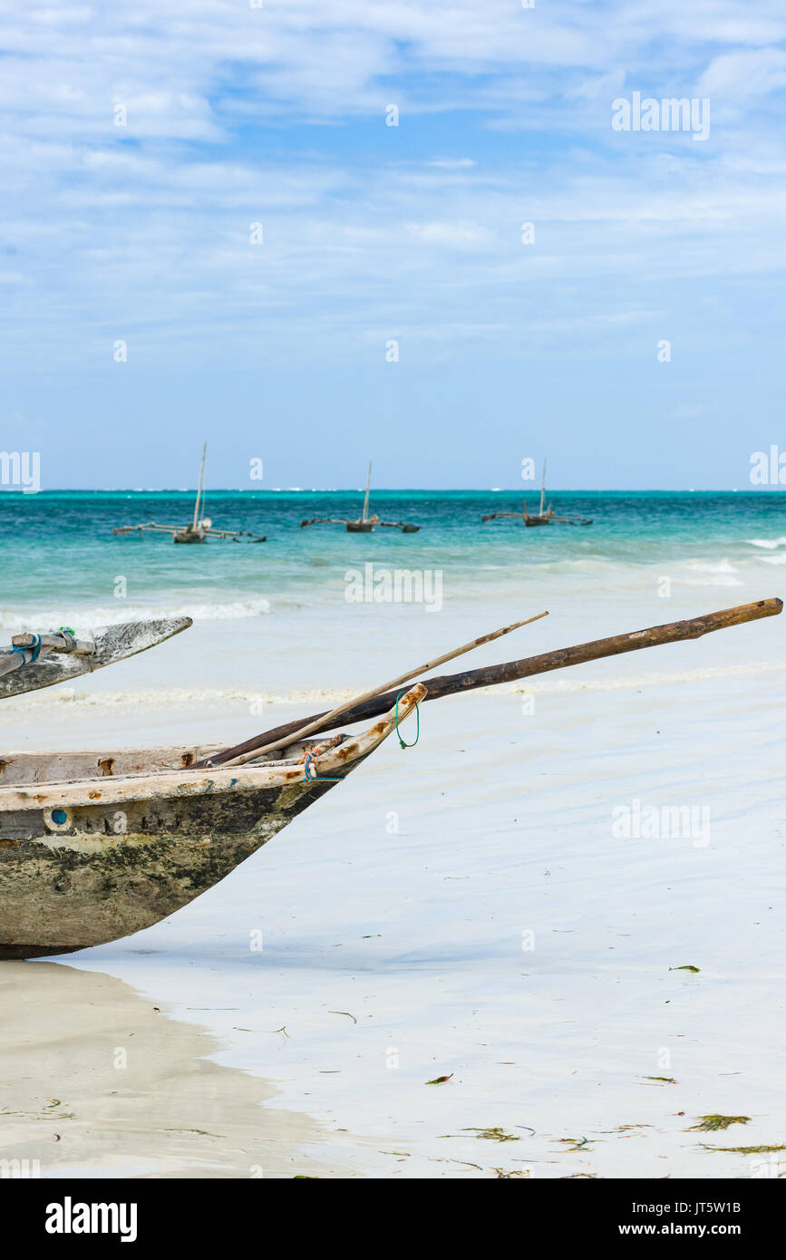Traditionelle dhow Fischerboote durch Küste und Meer, Diani Beach, Kenia Stockfoto