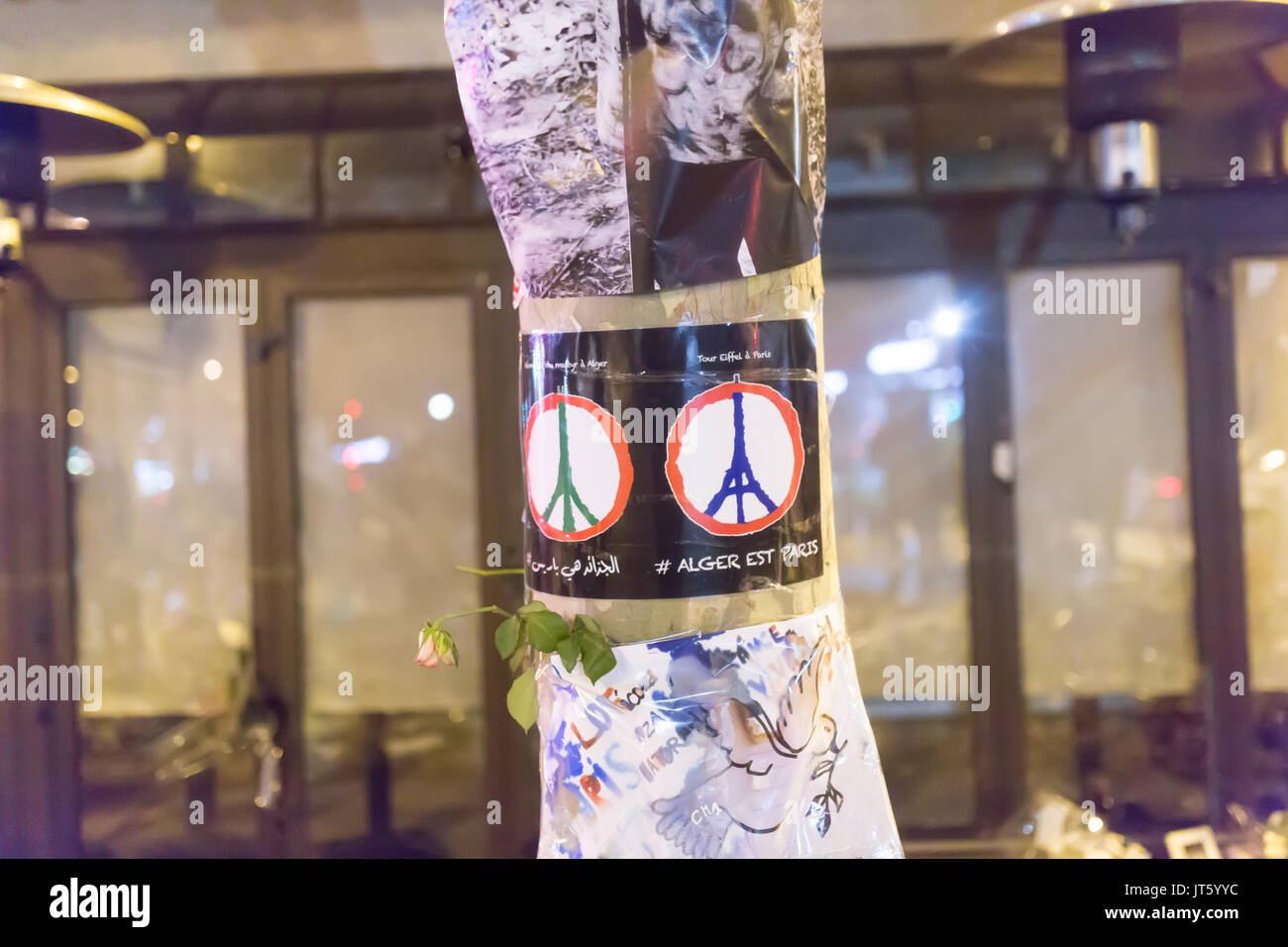 Eiffelturm geprägt von Frieden und Liebe. Spontane Hommage an die Opfer des Terroranschlags in Paris, 13. November 2015 Stockfoto