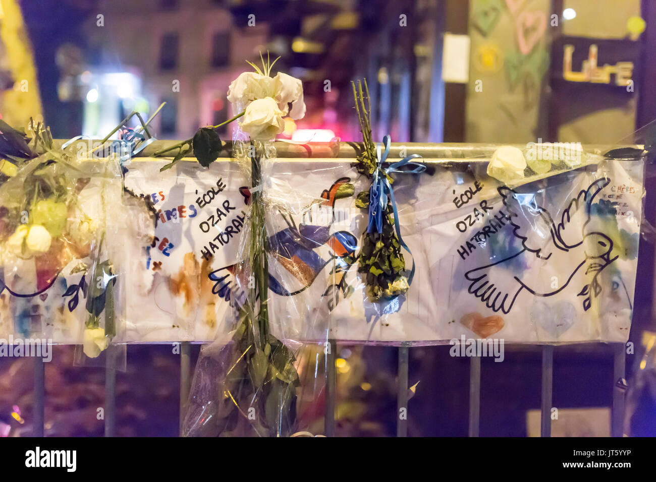 Hommage an die Opfer des Terroranschlags in Paris, 13. November 2015, die von den Kindern der Schule ozar hatorah Stockfoto