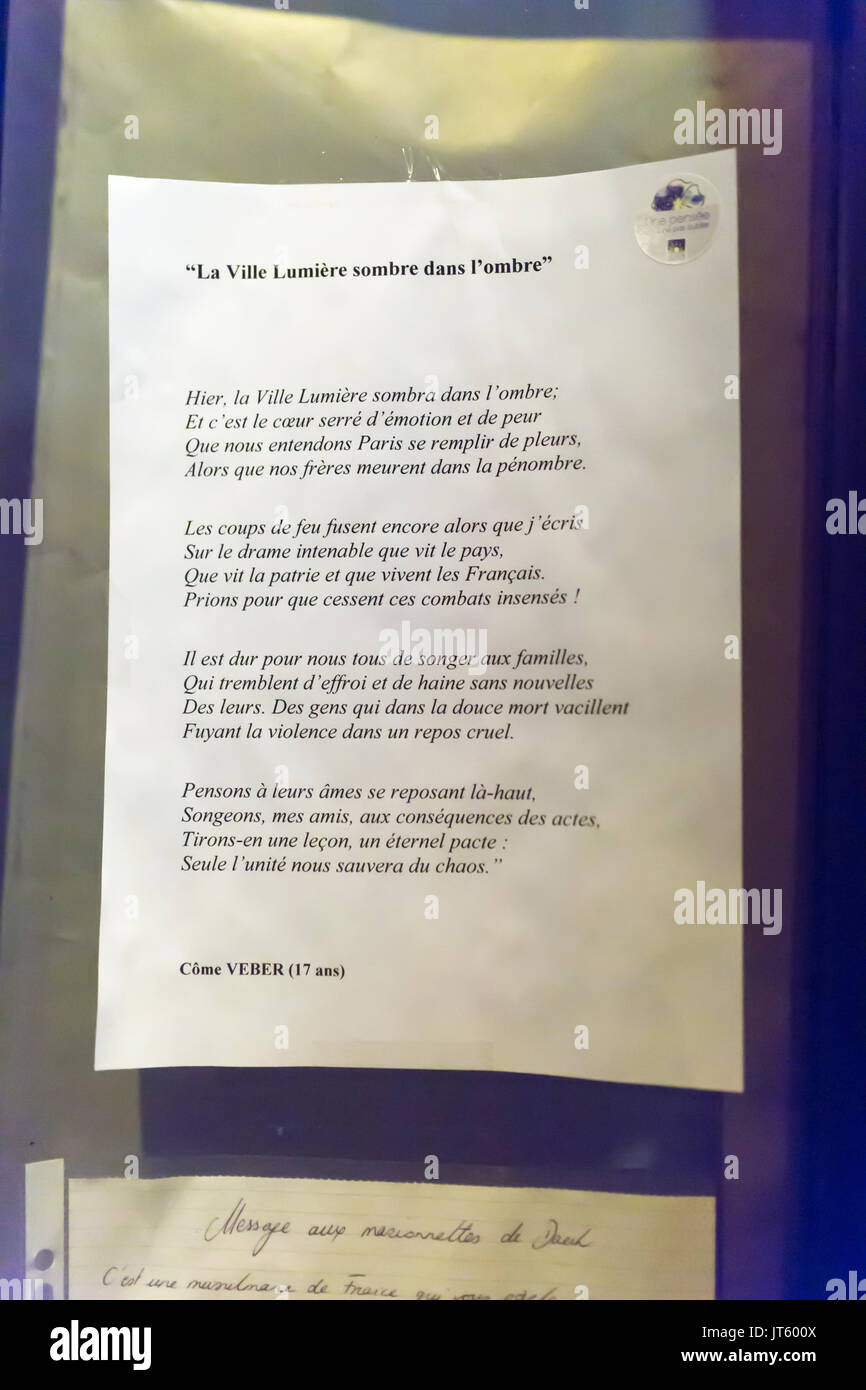 Gedicht eines 17 Jahre alten Jugendlichen. Hommage an die Opfer der Terroranschläge in Paris, den 13. November 2015. Stockfoto