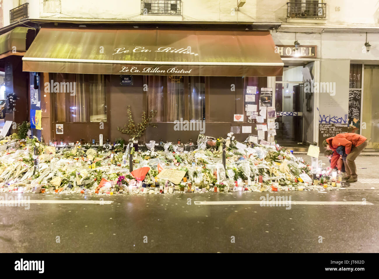 Vater und Sohn der Blumen. Spontane Hommage an die Opfer der Terroranschläge in Paris, den 13. November 2015 Stockfoto