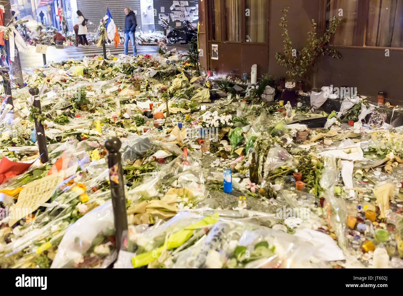 Teppich von Blumen vor Carillon Restaurant. Spontane Hommage an die Opfer der Terroranschläge in Paris, den 13. November 2015. Stockfoto