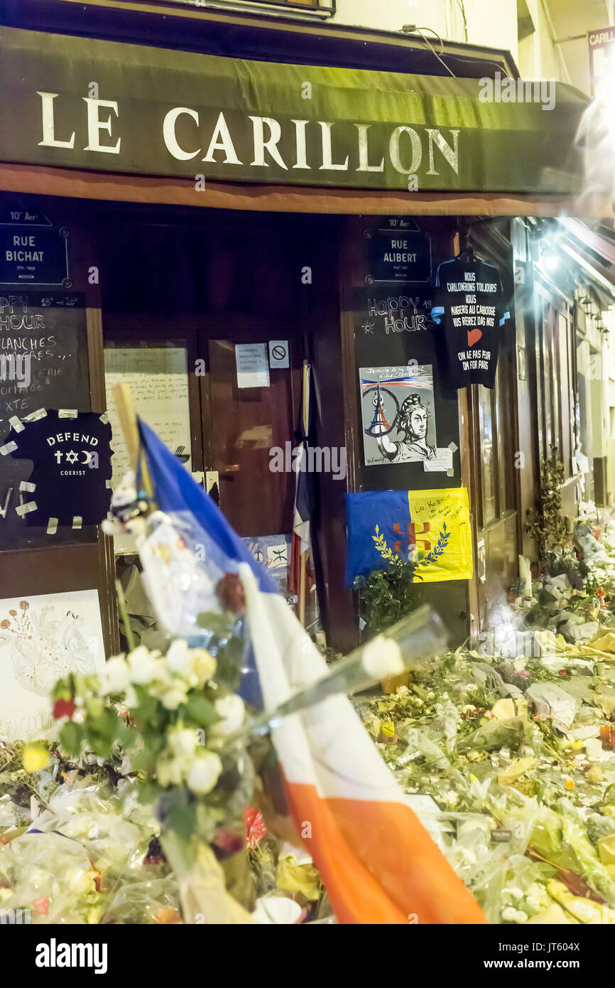 Französische Flagge im Le Carillon. Spontane Hommage an die Opfer der Terroranschläge in Paris, den 13. November 2015. Stockfoto