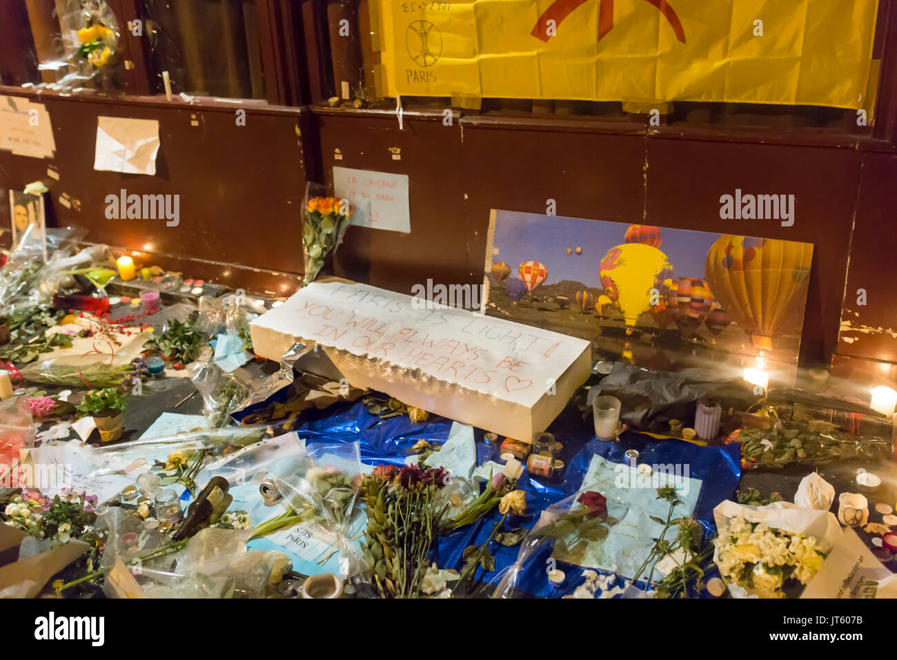 Paris ist das Licht. Hommage an die Opfer der Terroranschläge in Paris, den 13. November 2015: Stockfoto