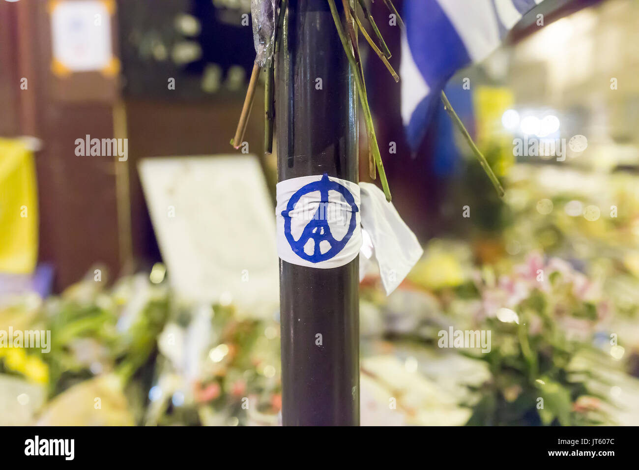Eiffelturm geprägt von Frieden und Liebe auf der Pole. Spontane Hommage an die Opfer der Terroranschläge in Paris, den 13. November 2015. Stockfoto