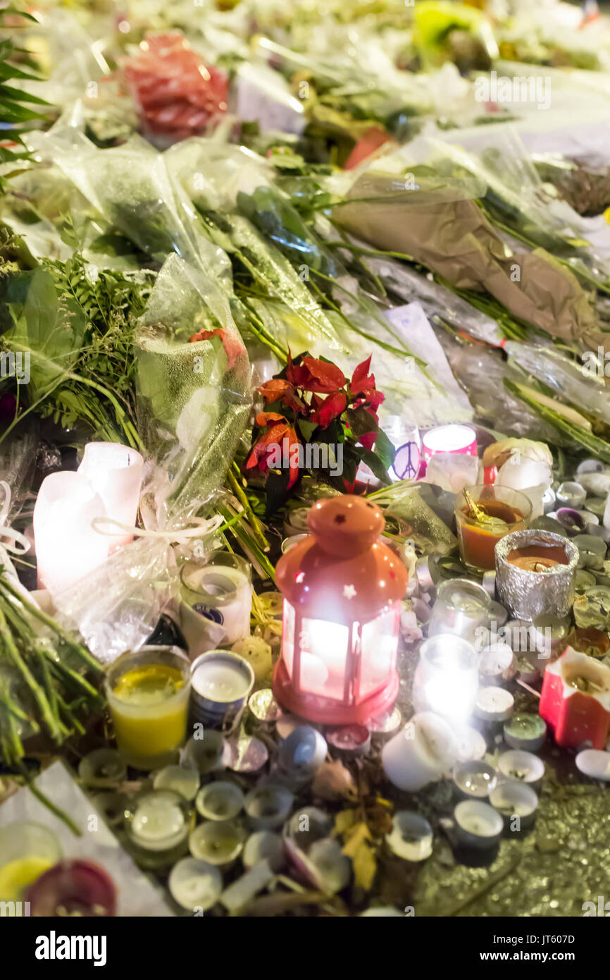 Licht unter den Blumen. Spontane Hommage an die Opfer der Terroranschläge in Paris, den 13. November 2015. Stockfoto