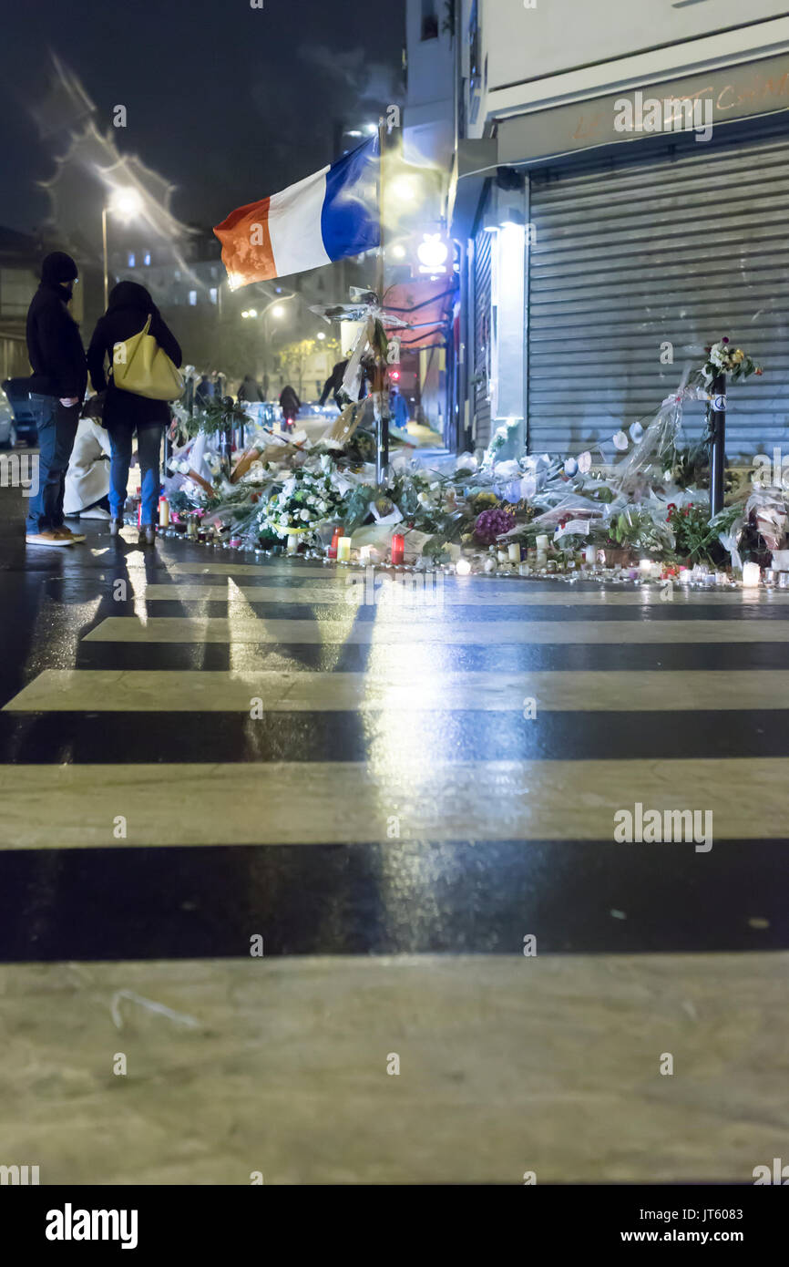 French Flag in der Nacht fliegen an der Petit cambodge. Spontane Hommage an die Opfer der Terroranschläge in Paris, den 13. November 2015 Stockfoto