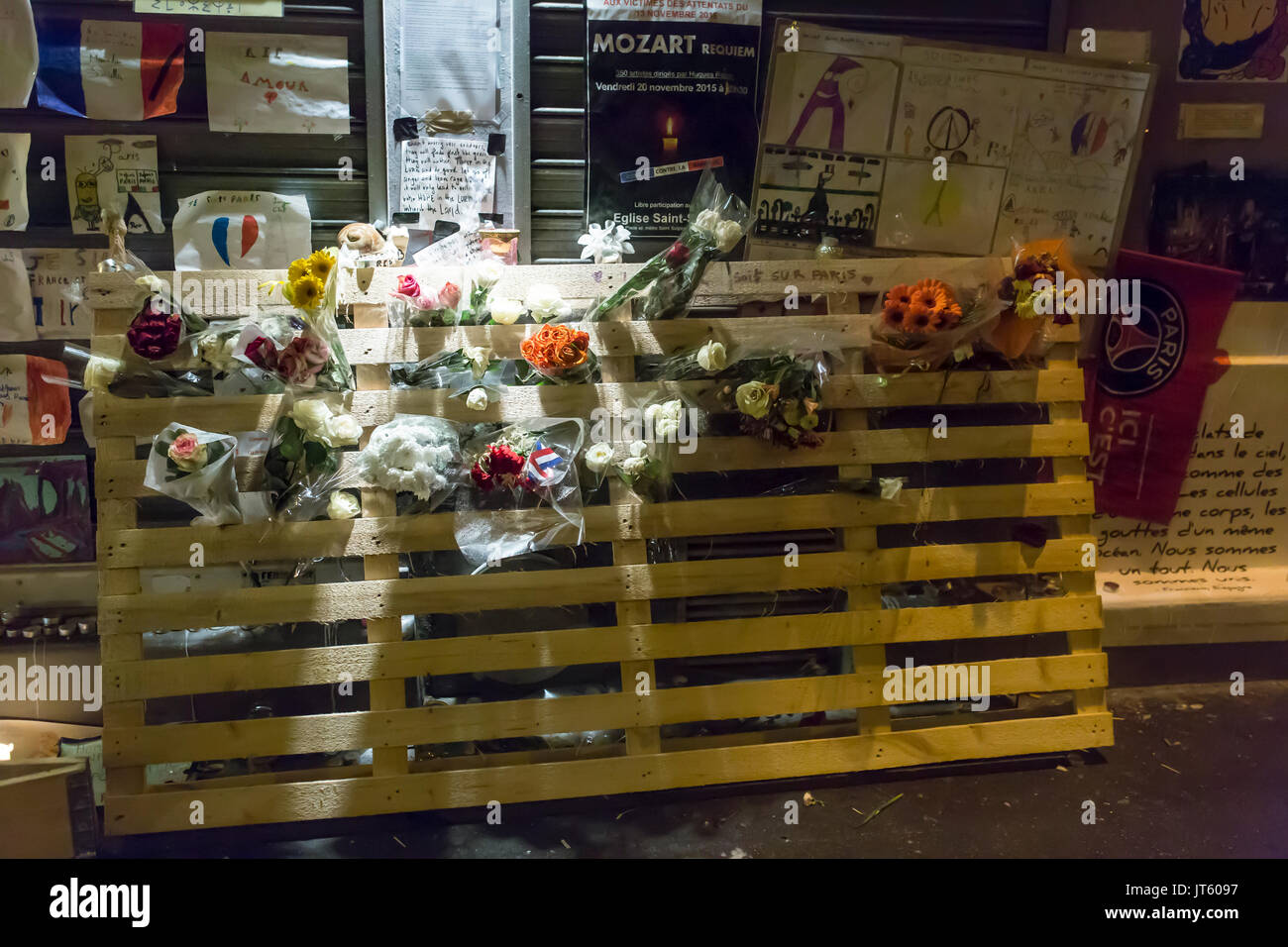Spontane Hommage an die Opfer der Terroranschläge in Paris, den 13. November 2015: Blumen auf Holzpalette Stockfoto