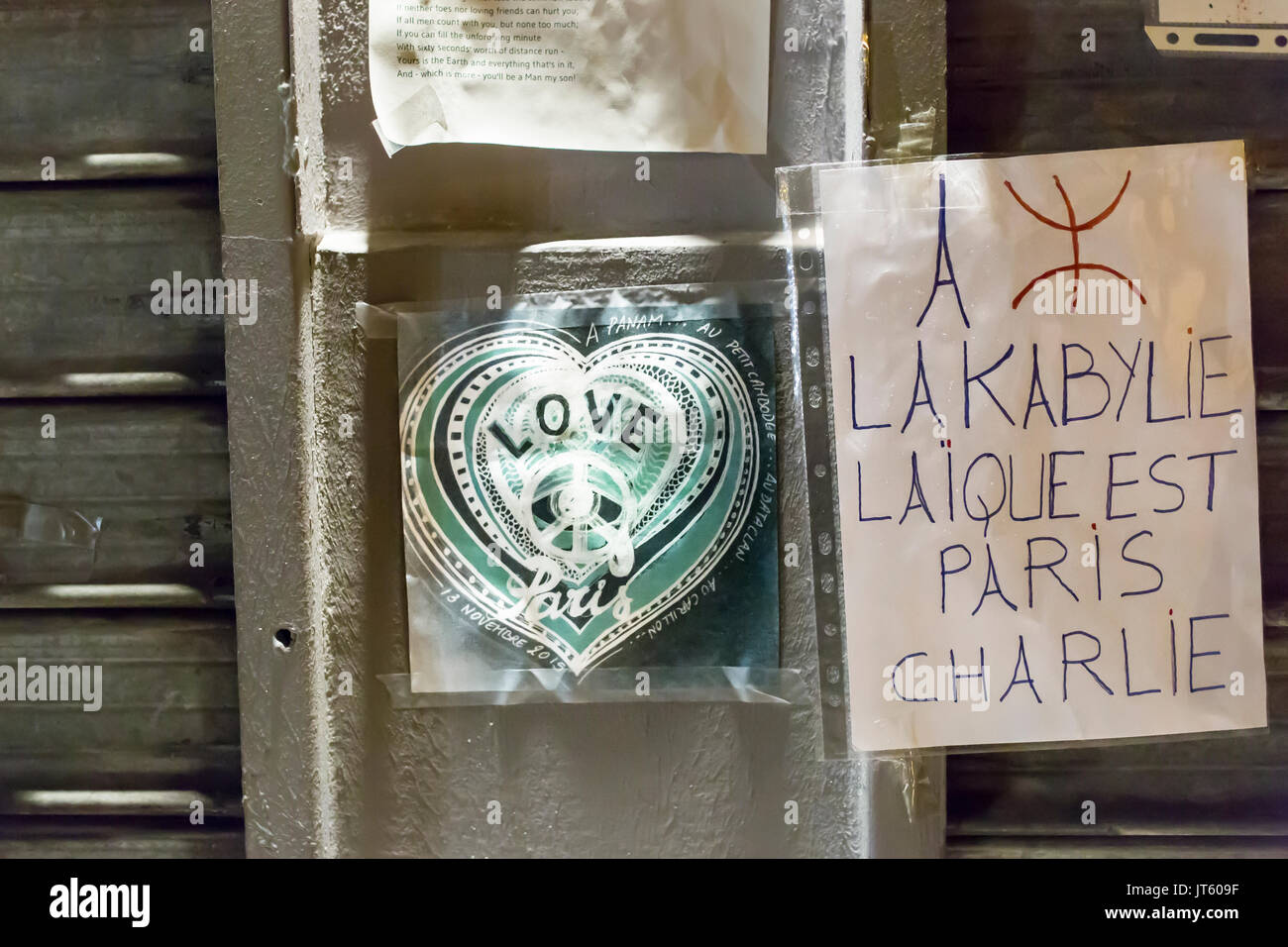 Liebe Paris, das Herz und die Kabylei. Hommage an die Opfer des Terroranschlags in Paris, den 13. November 2015. Stockfoto