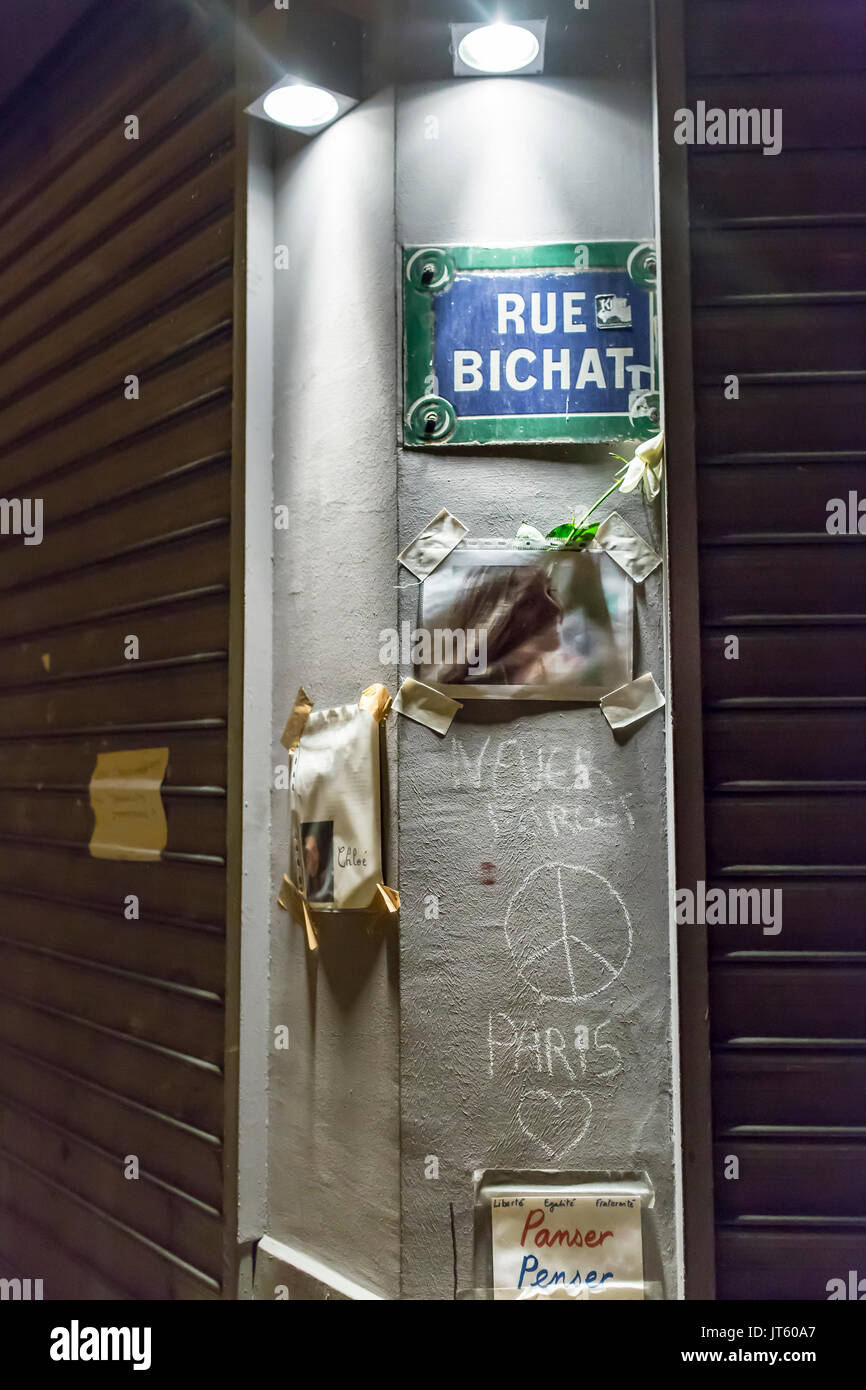 Rue Bichat, nie vergessen, Penser, panser, Wortspiel: denken und heilen. Hommage an die Opfer der Terroranschläge in Paris, November 2015. Stockfoto
