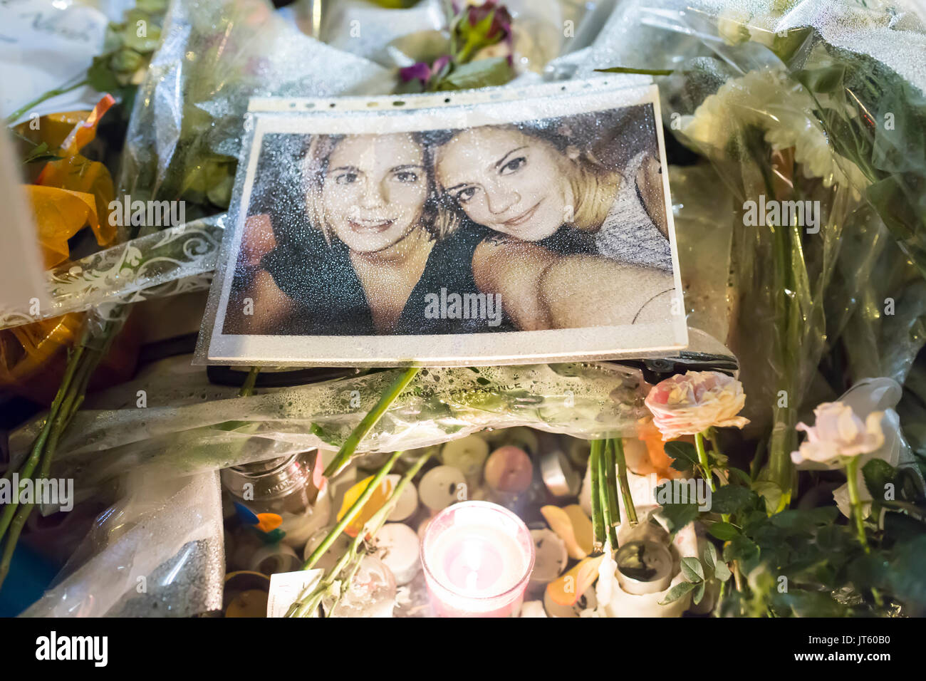 Foto von 2 Opfer, 2 Schwestern. Hommage an die Opfer der Terroranschläge in Paris, den 13. November 2015. Stockfoto