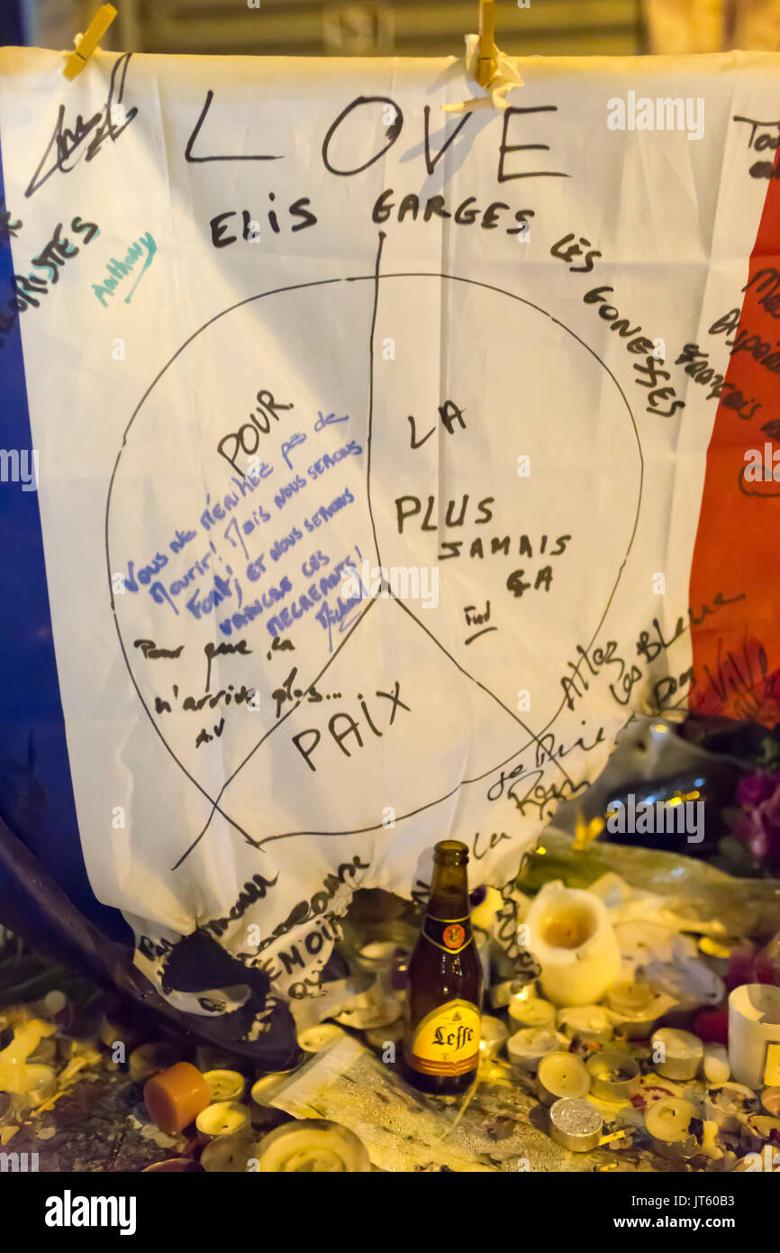 Französische Flagge, mit Frieden und Liebe. Spontane Hommage an die Opfer der Terroranschläge in Paris, den 13. November 2015. Stockfoto