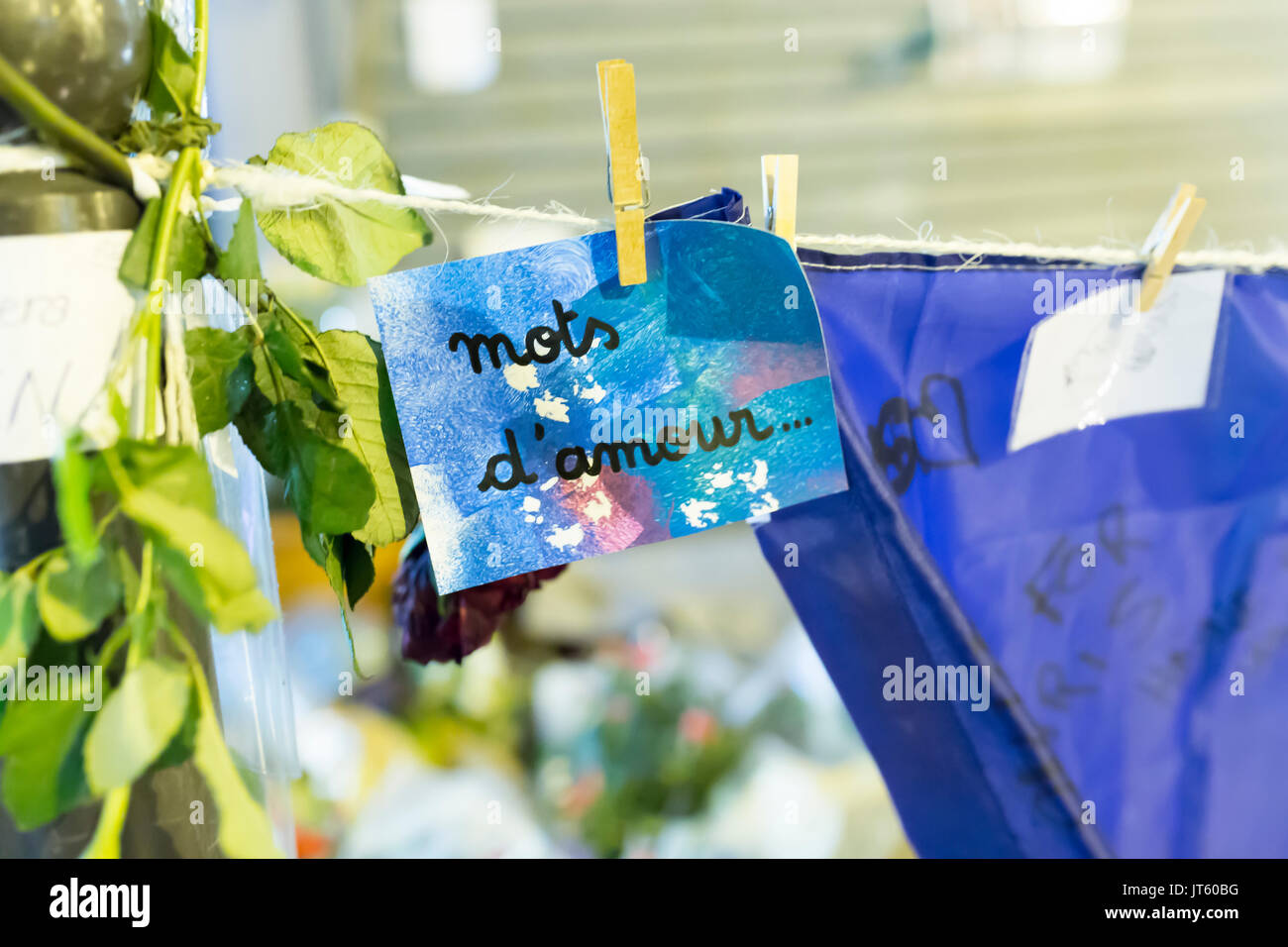 Eine Notiz mit Worten der Liebe, mots d'Amour. Spontane Hommage an die Opfer der Terroranschläge in Paris, den 13. November 2015. Stockfoto