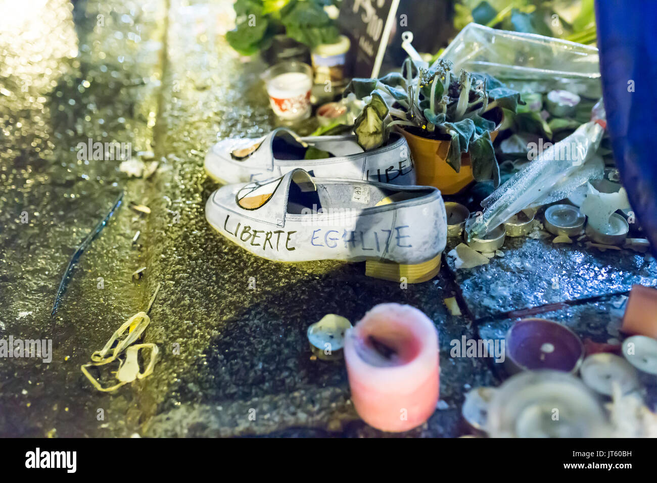 Liberté égalité auf Schuhen (Freiheit Gleichheit). Spontane Hommage an die Opfer der Terroranschläge in Paris, den 13. November 2015. Stockfoto