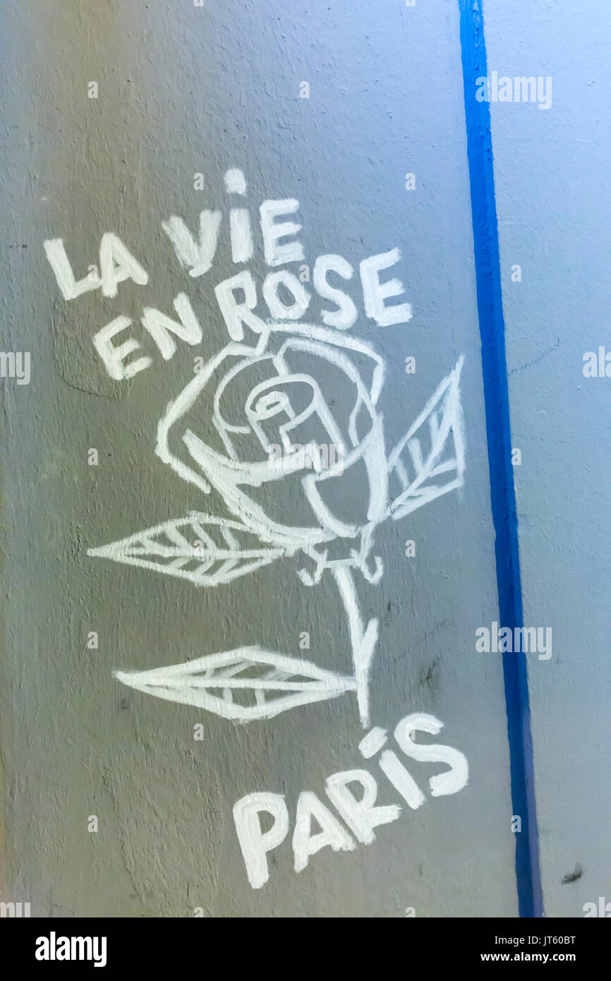La Vie en Rose, das Leben in der Rose. Spontane Hommage an die Opfer der Terroranschläge in Paris, den 13. November 2015. Stockfoto