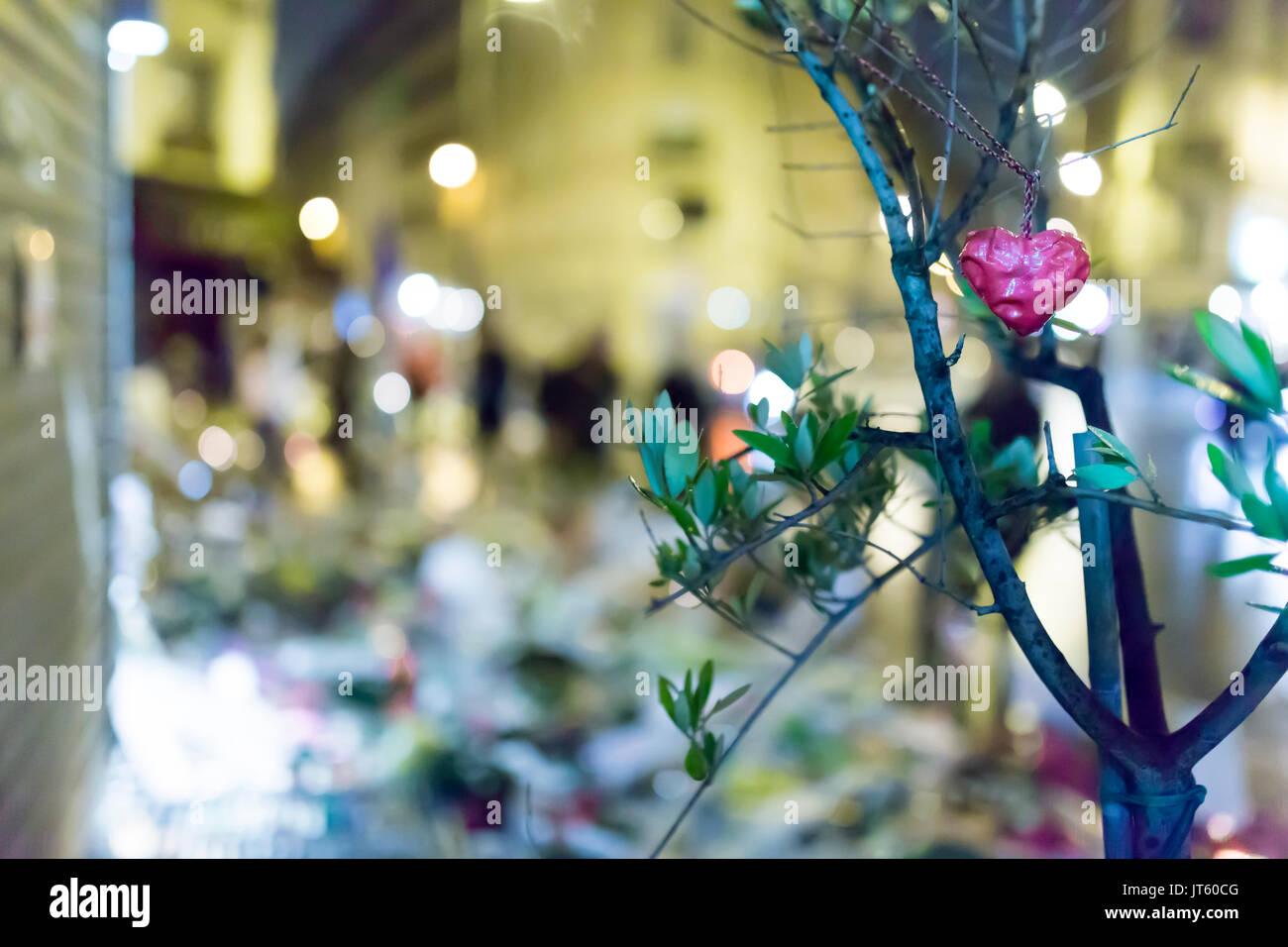 Herz Kette hängen in Filialen in der Nacht. Hommage an die Opfer der Terroranschläge in Paris, den 13. November 2015. Stockfoto