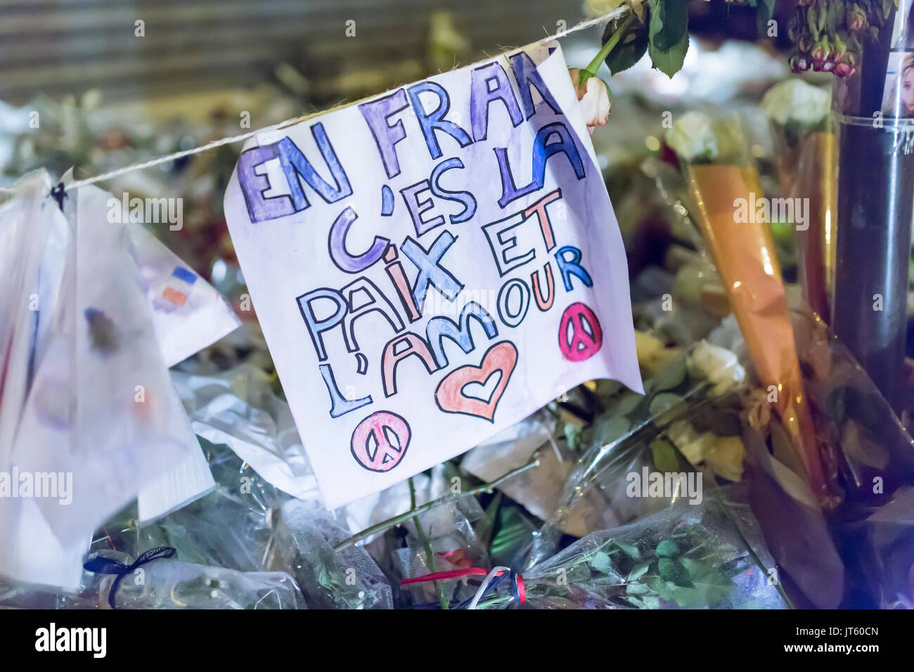 En France, c'est la Paix et l'amour, des Friedens und der Liebe. Hommage an die Opfer der Terroranschläge in Paris, den 13. November 2015. Stockfoto