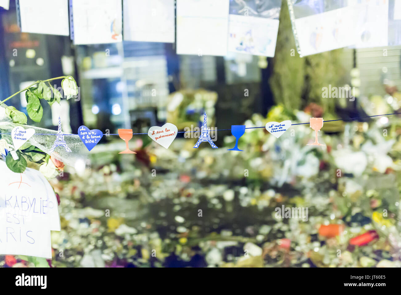 Thread von Notizen, Herz, und Gläser. Spontane Hommage an die Opfer der Terroranschläge in Paris, den 13. November 2015. Stockfoto