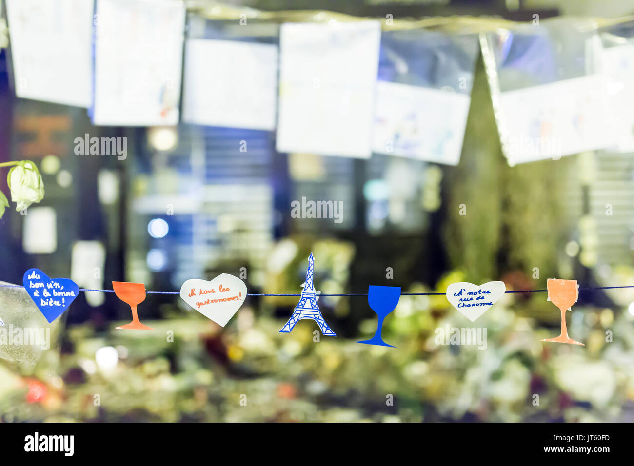 Thread von Notizen, Herz, und Gläser. Hommage an die Opfer der Terroranschläge in Paris, den 13. November 2015. Stockfoto