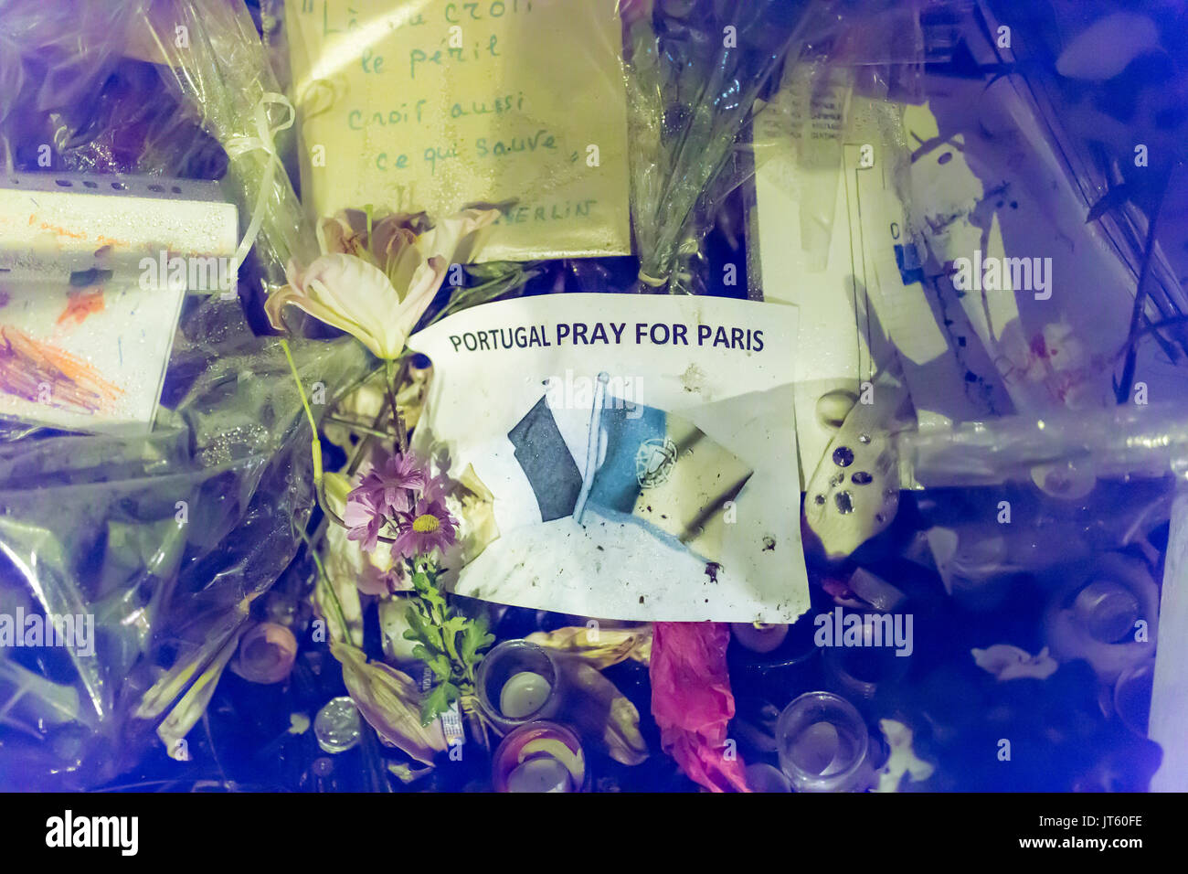 Portugal beten für Paris. Spontane Hommage an die Opfer der Terroranschläge in Paris, den 13. November 2015. Stockfoto