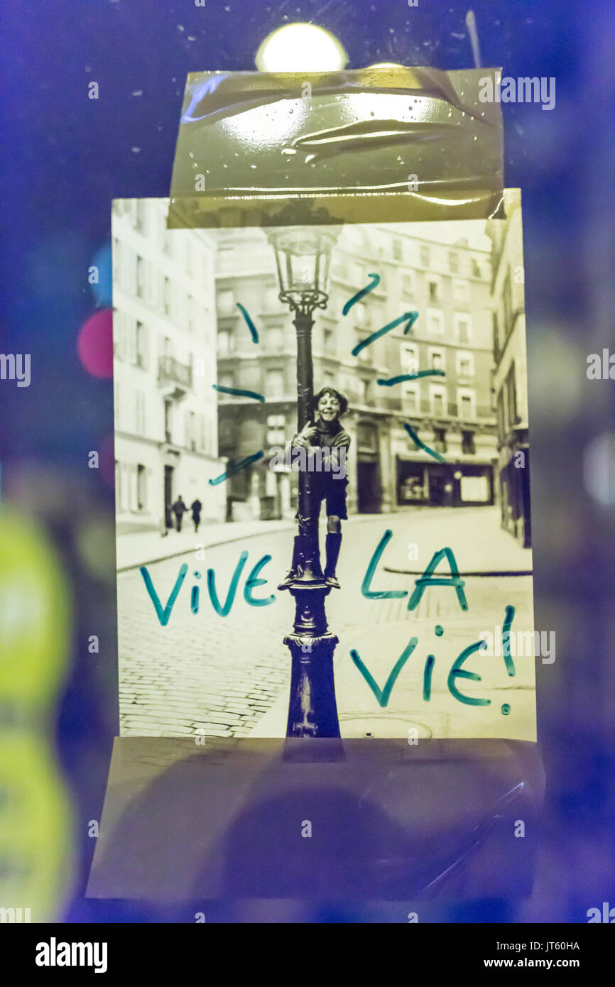Vive la Vie, Liebe das Leben mit einem alten Foto von Petit poulbot. Hommage an die Opfer der Terroranschläge in Paris, den 13. November 2015. Stockfoto