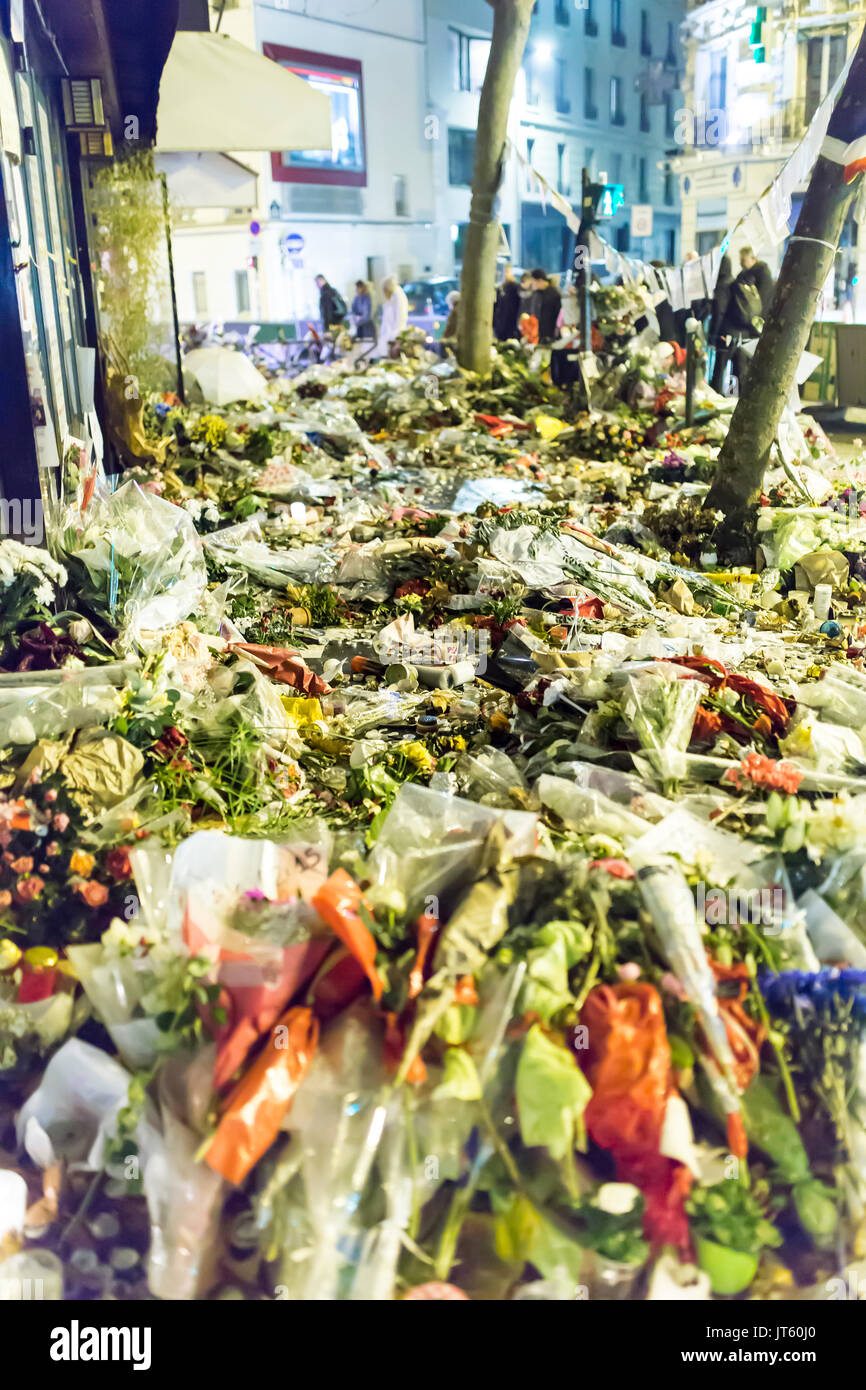 Blumen gepflasterte Straße vor La Belle Epoque Restaurant Terrasse. Hommage an die Opfer der Terroranschläge in Paris, den 13. November 2015: Stockfoto