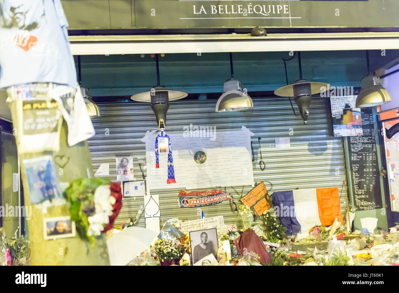 La Belle équipe Restaurant und Terrasse. Spontane Hommage an die Opfer des Terroranschlags in Paris, den 13. November 2015. Stockfoto