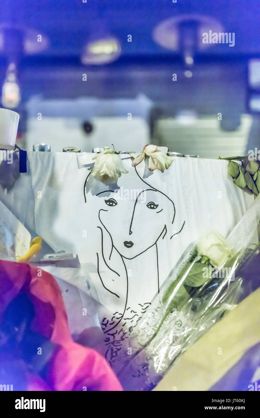 Kunst, Zeichnung einer Frau. Spontane Hommage an die Opfer der Terroranschläge in Paris, den 13. November 2015. Stockfoto