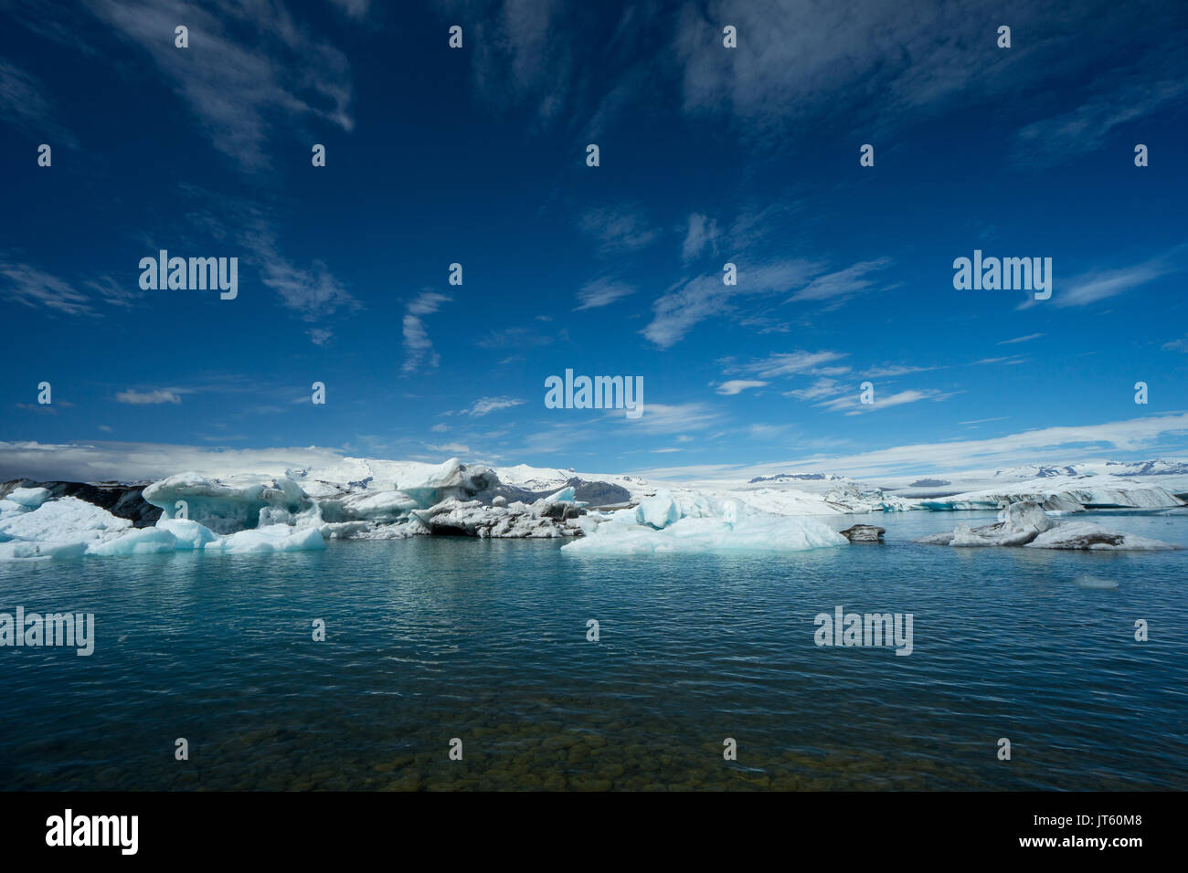 Island - tief blauen Himmel über floating Ice Blocks auf der Gletscherlagune Stockfoto