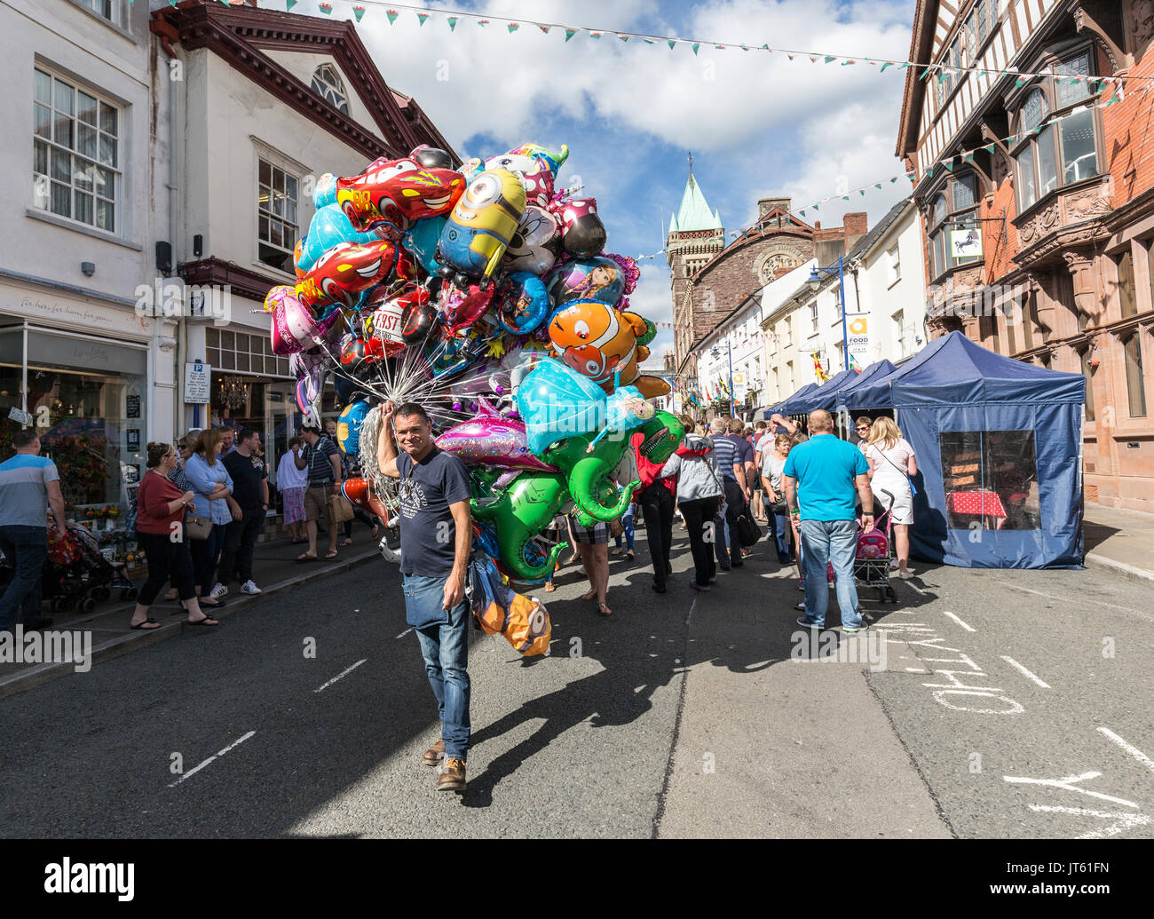 Mann Verkauf von Ballons in der Straße am Food Festival, Abergavenny, Wales, Großbritannien Stockfoto