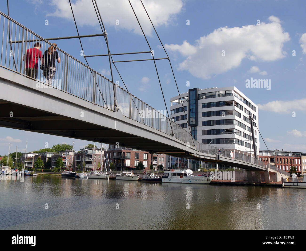 Paar Kreuz der Nesse Brücke in Leer, Deutschland, Die Brücke verbindet die historische Altstadt mit der Fußgängerzone und überquert den Fluss Leda. Stockfoto